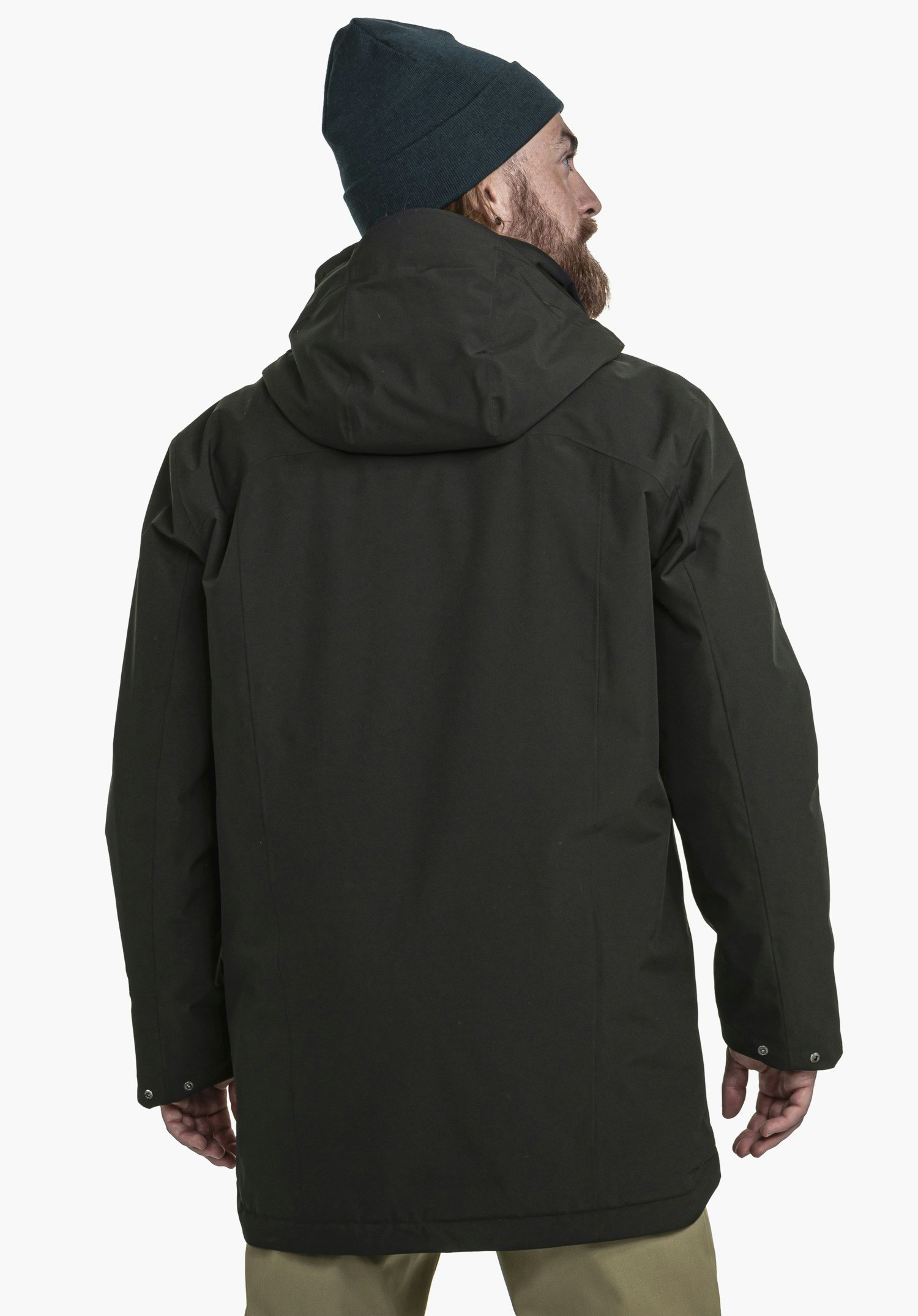 Ins Parka Style Malkay MNS Schwarze Jacke mit Kapuze an einem Mann, der nach rechts blickt; er trägt eine dunkelblaue Mütze; Kontext: neutraler weißer Hintergrund.