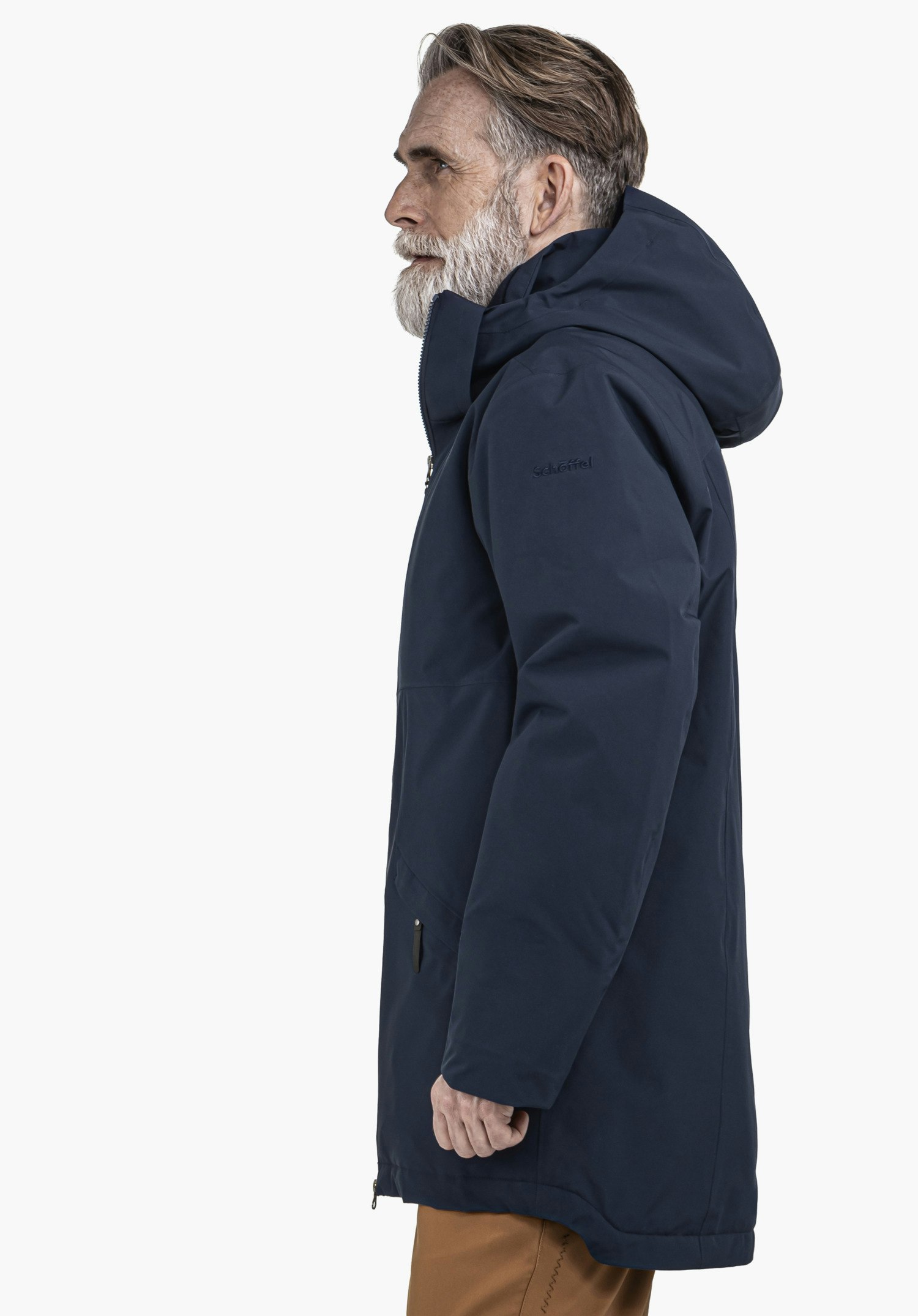 Ins Parka Style Malkay MNS Dunkelblauer Parka mit Kapuze, getragen von einem Mann im Profil, vor weißem Hintergrund. Ärmeltext: "schöffel".