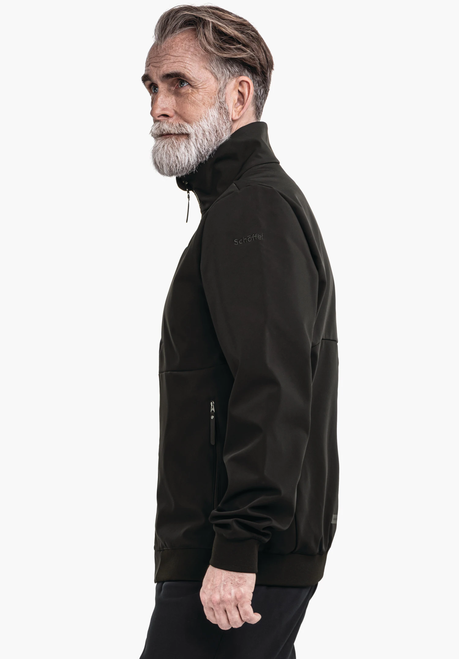 Softshell Jk Style Suavio MNS homme portant une veste vert foncé, regarde de profil vers la gauche, debout devant fond blanc. Texte sur la manche: "Schöffel".
