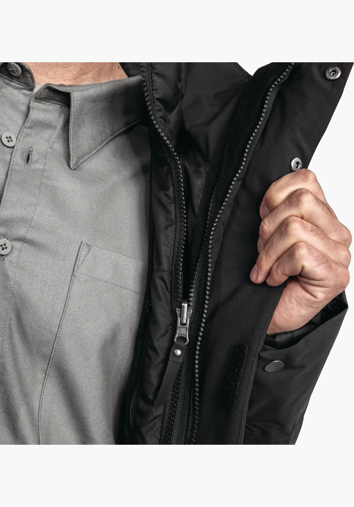 3in1 Parka Style Borkol MNS, detailweergave van de open kraag met zachte zwarte voering en rits die door handen wordt aangepast, close-up voor een witte achtergrond.