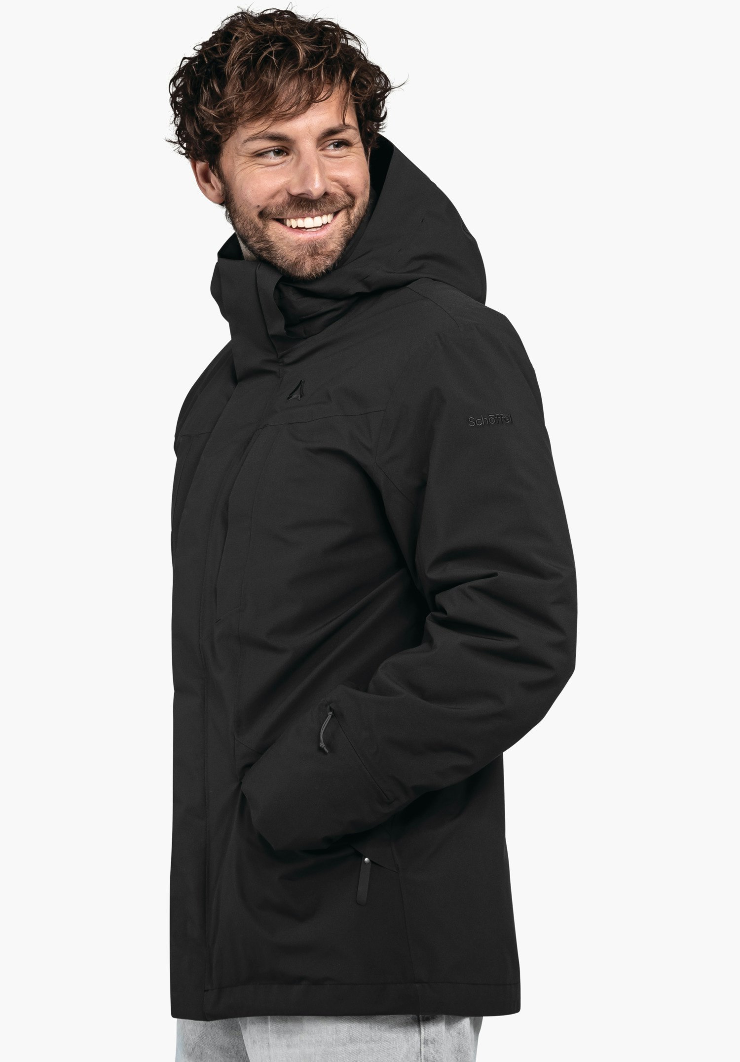 3in1 Parka Style Borkol MNS schwarze Winterjacke, Mann trägt sie mit hochgezogenem Kragen und Kapuze, Hände in Taschen; seitliche Studioaufnahme vor weißem Hintergrund. Text auf Ärmel: schöffel