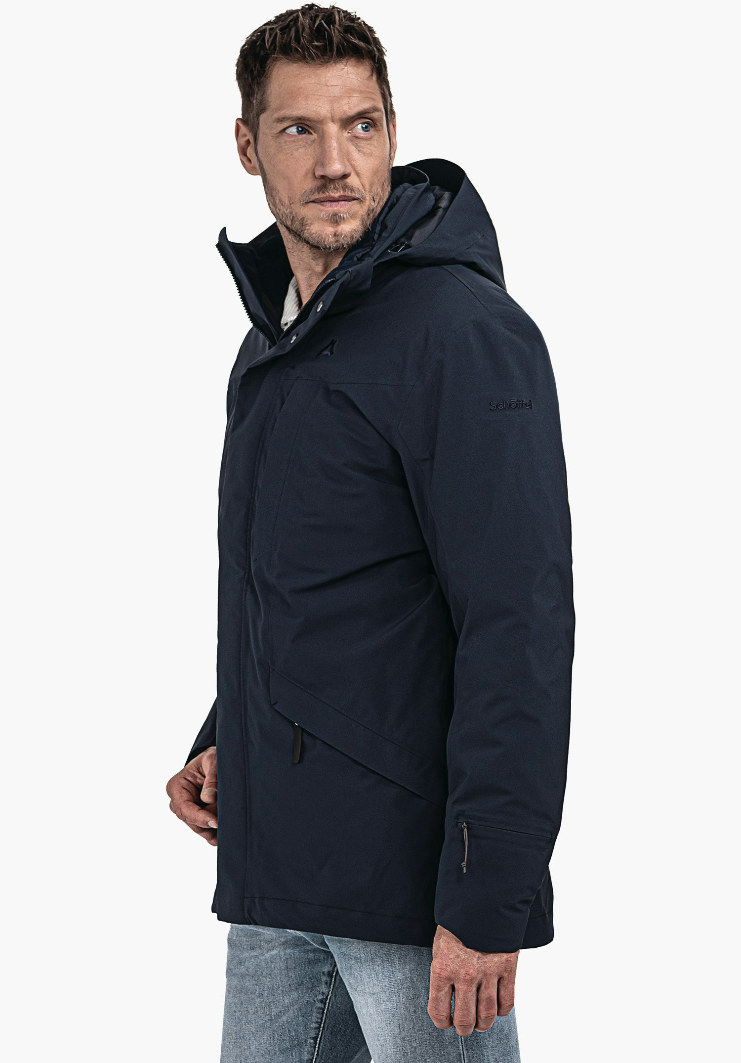 3in1 Parka Style Borkol MNS donkerblauwe jas; man draagt deze, staat zijwaarts en kijkt naar links; capuchon omhoog; lichte studioachtergrond; Schöffel-logo op de borst, tekst "Schöffel" op de mouw.