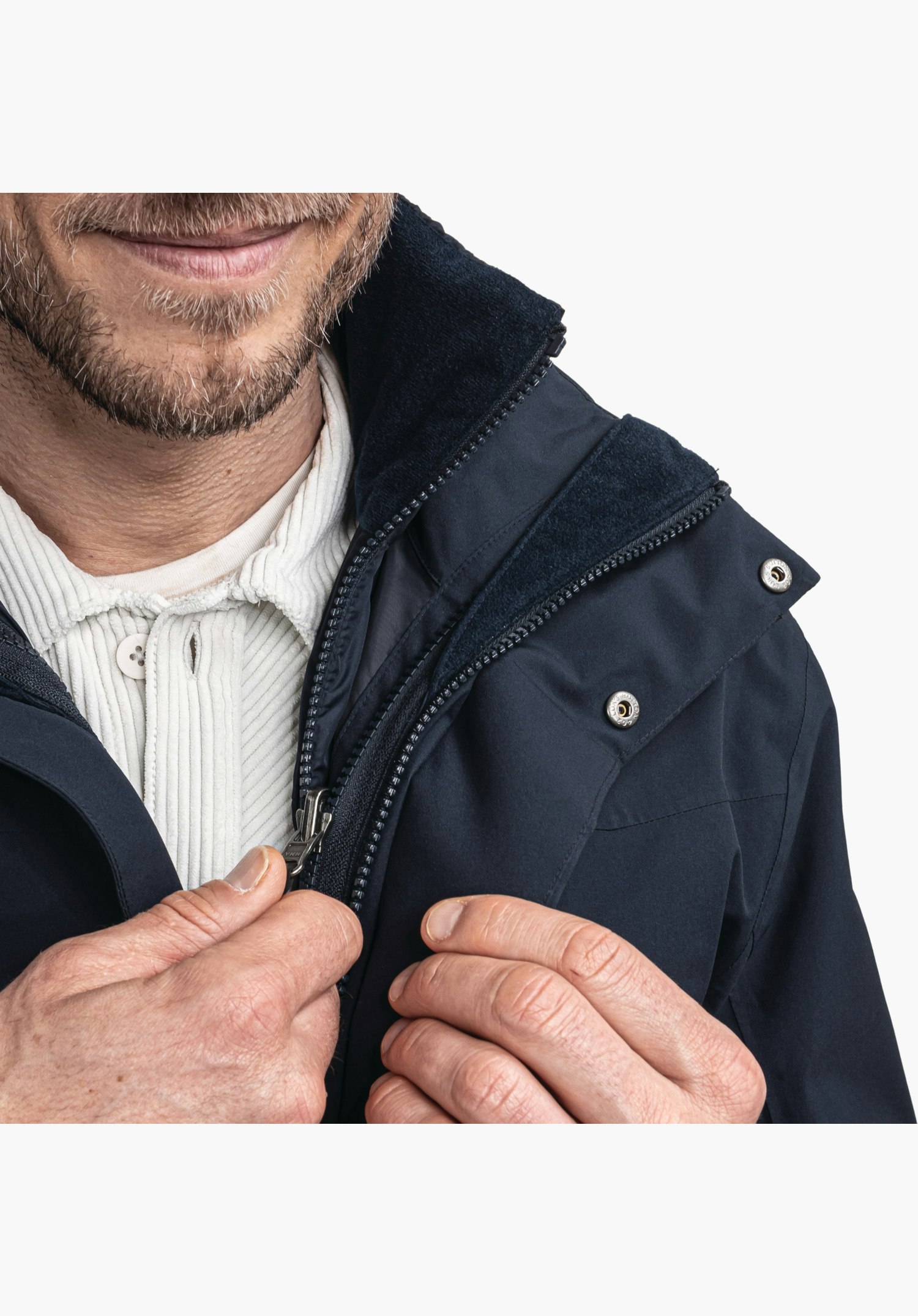 3in1 Parka Style Borkol MNS toont de robuuste ritssluiting en de praktische ritstrekker met Schöffel-logo evenals de klittenbandsluitingen op de blauwe overslag. Close-up voor een witte/neutrale achtergrond.