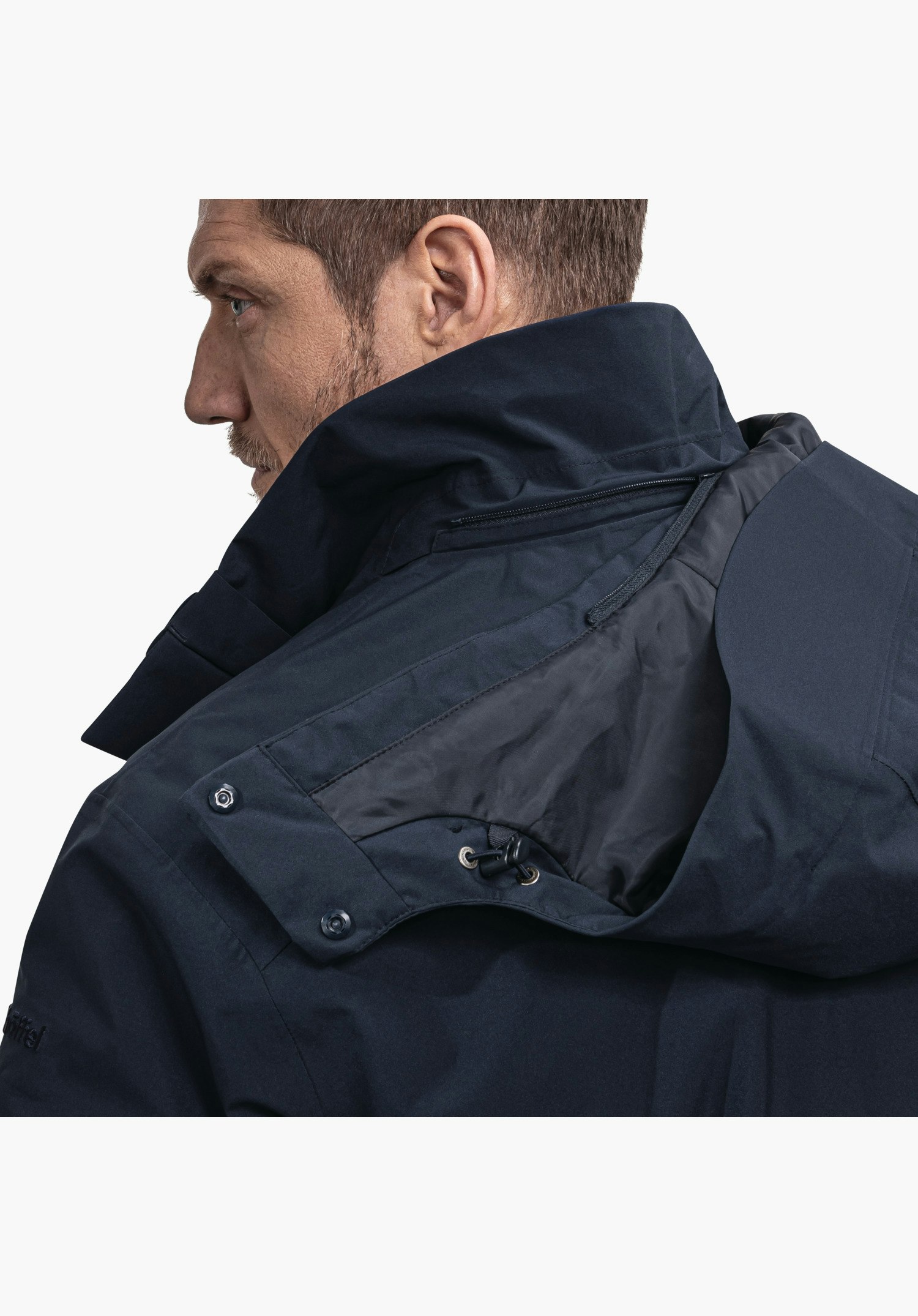 3in1 Parka Style Borkol MNS toont het kraaggedeelte met capuchonbevestiging, trekkoord en drukknopen in het blauw, inclusief het Schöffel-logo op de mouw. Close-up voor een witte/neutrale achtergrond.