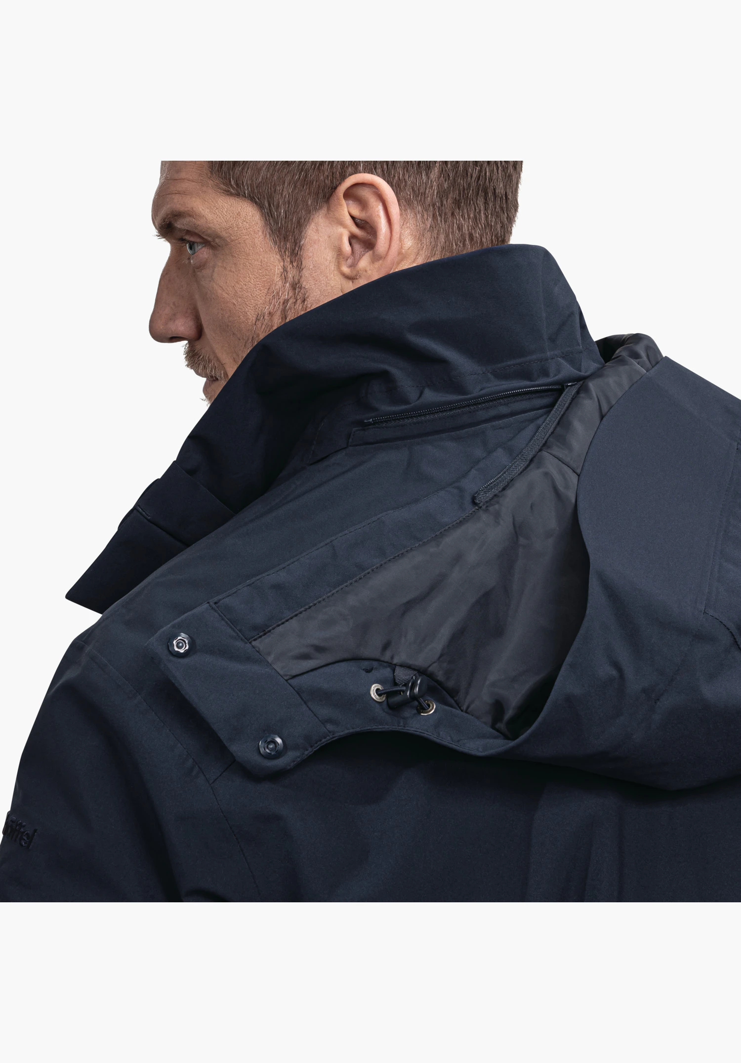 3in1 Parka Style Borkol MNS toont het kraaggedeelte met capuchonbevestiging, trekkoord en drukknopen in het blauw, inclusief het Schöffel-logo op de mouw. Close-up voor een witte/neutrale achtergrond.