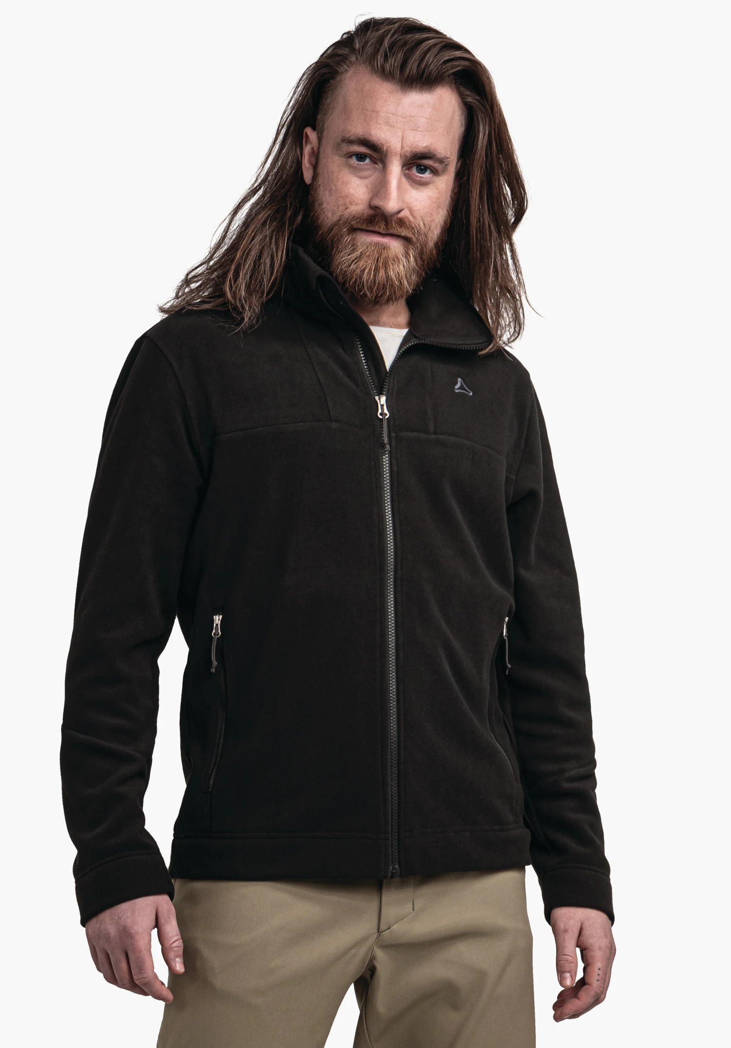 Fleece Jk Style Karif MNS Veste polaire noire portée par un homme regardant la caméra, debout de face devant un fond blanc; logo Schöffel sur la poitrine gauche.