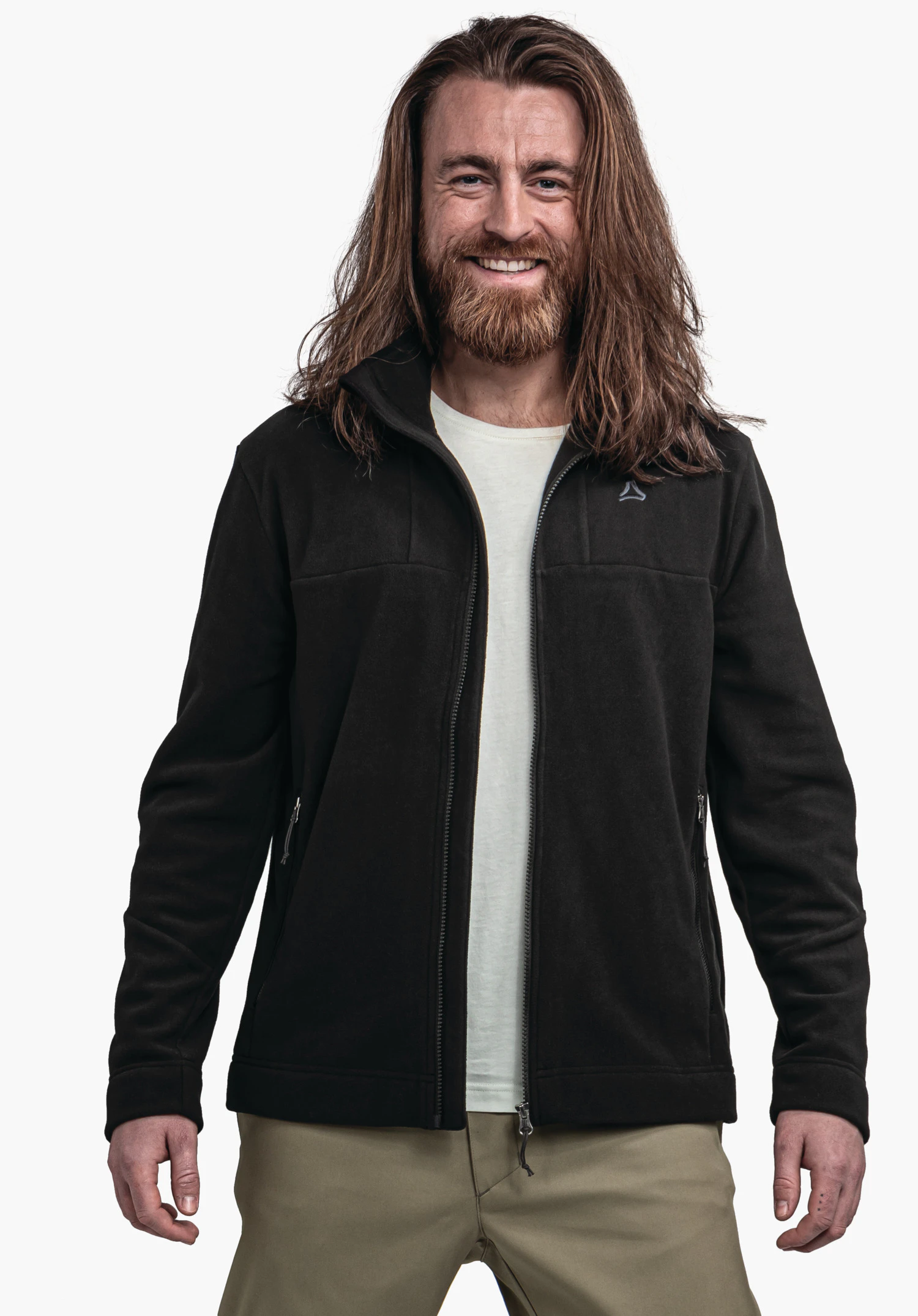 Fleece Jk Style Karif MNS, Fokus auf das dezente Schöffel-Logo im Brustbereich der schwarzen Fleecejacke sowie die feine Struktur des Materials und den Frontreißverschluss, Nahaufnahme vor weißem Hintergrund.