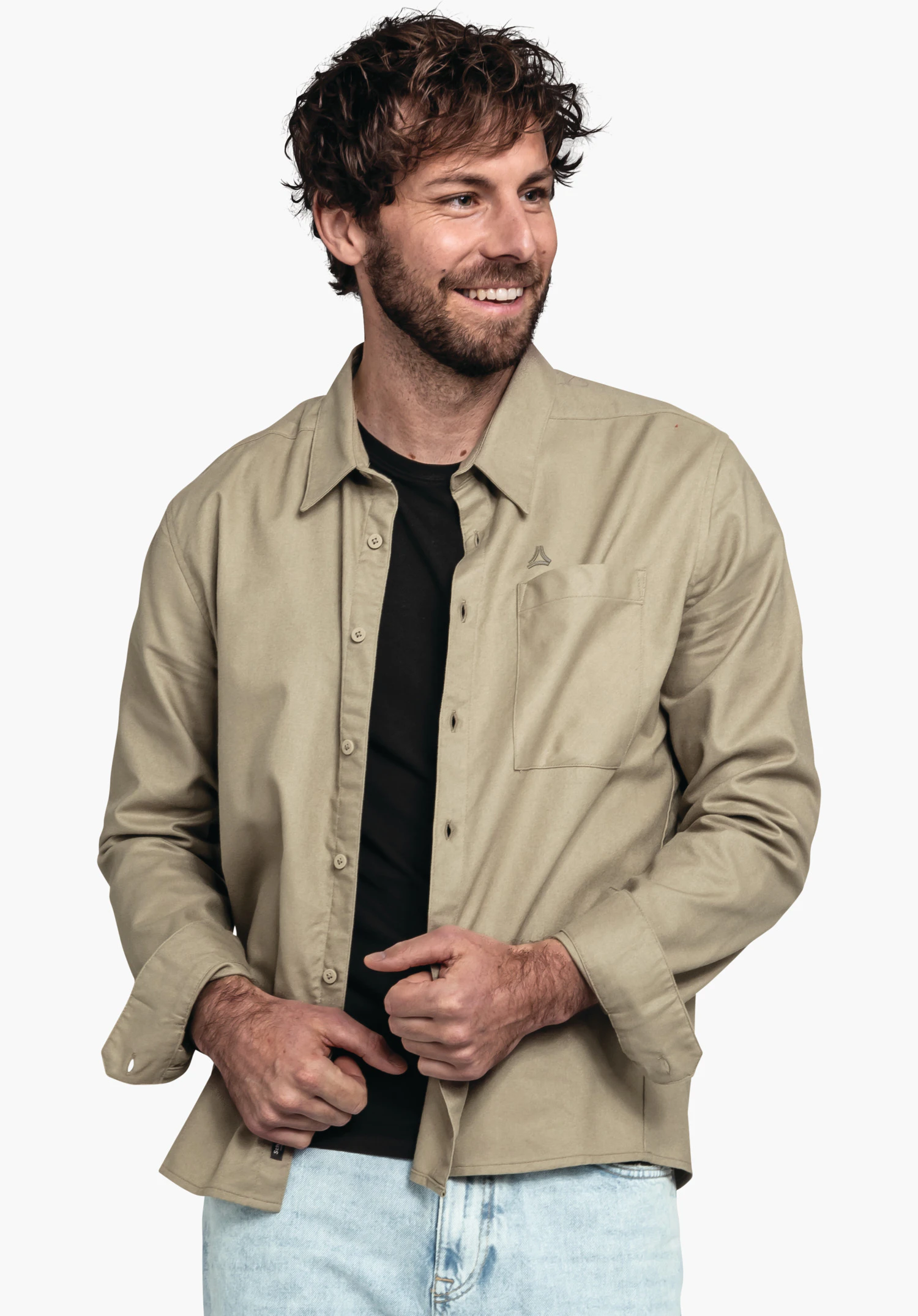 Shirt Style Kleion MNS zeigt die aufgesetzte Brusttasche und das darüberliegende Schöffel-Logo auf dem braunen Stoff als Nahaufnahme vor weißem Hintergrund.