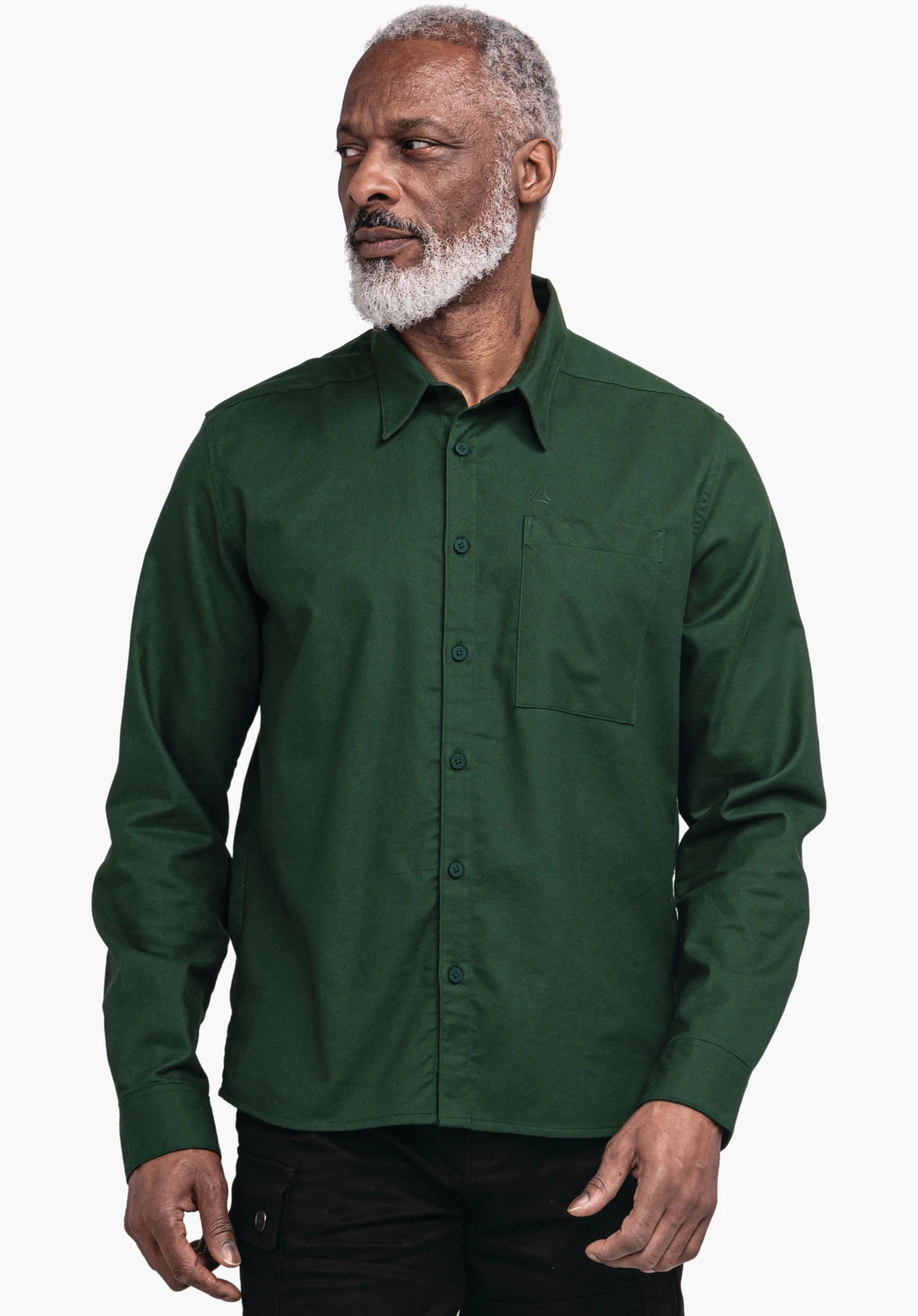 Shirt Style Kleion MNS Chemise vert foncé boutonnée portée par un homme à barbe blanche, regard de côté; logo Schöffel sur la poche poitrine; fond blanc neutre.