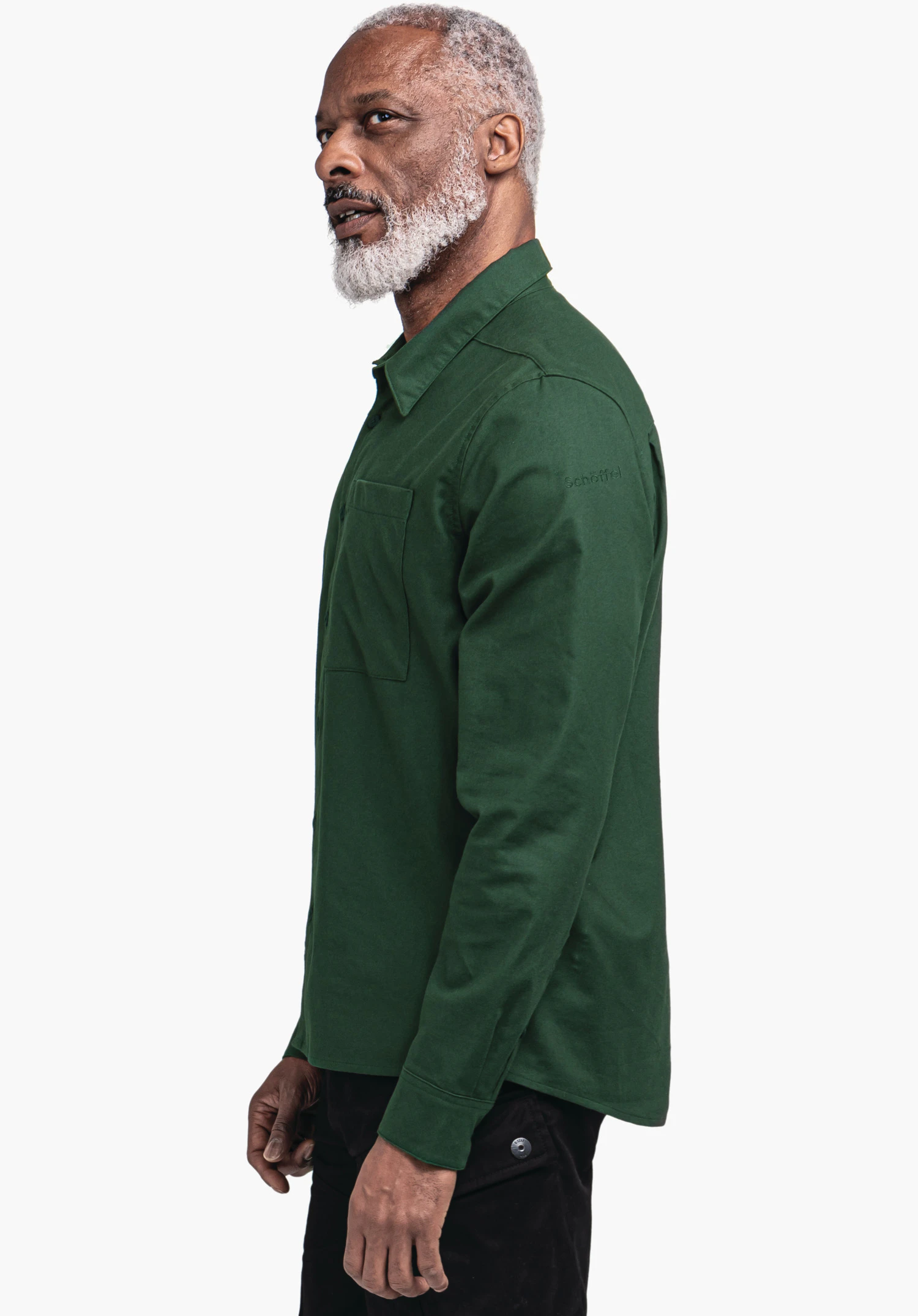 Shirt Style Kleion MNS dunkelgrünes Langarmhemd, getragen von einem älteren Mann im Seitenprofil; er steht ruhig vor weißem Hintergrund. Text: "Schöffel".