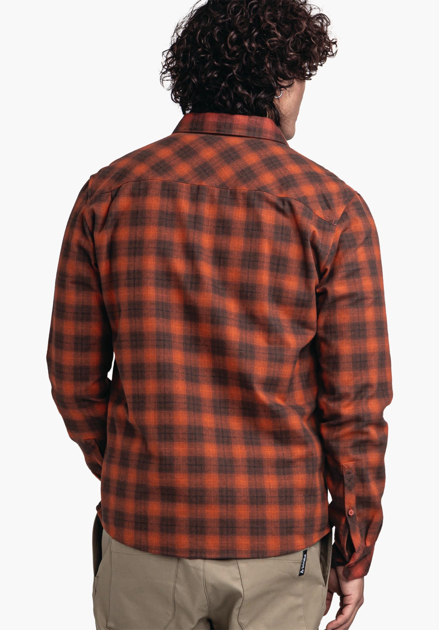 Shirt Style Kleion MNS checked long-sleeve shirt worn by a person from the back; dark orange and dark grey checks; light background.