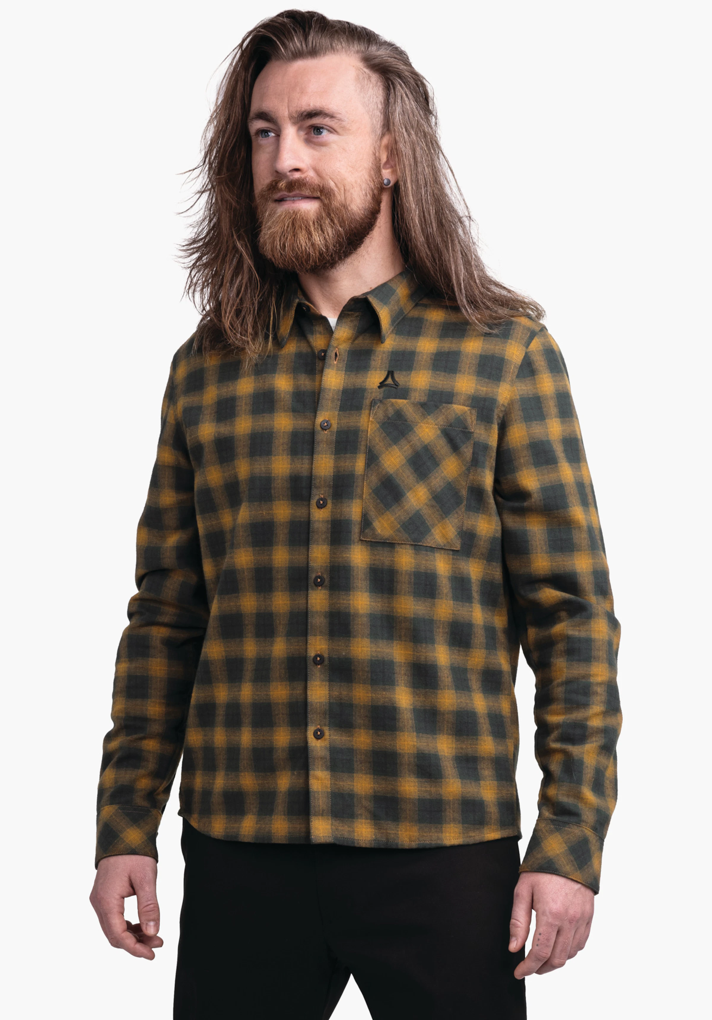 Shirt Style Kleion MNS Langärmliges Karohemd in dunkelgrün und gelb, getragen von einem Mann mit langem Haar und Bart; Brusttasche mit Schöffel-Logo, stehende Pose vor hellem Hintergrund.