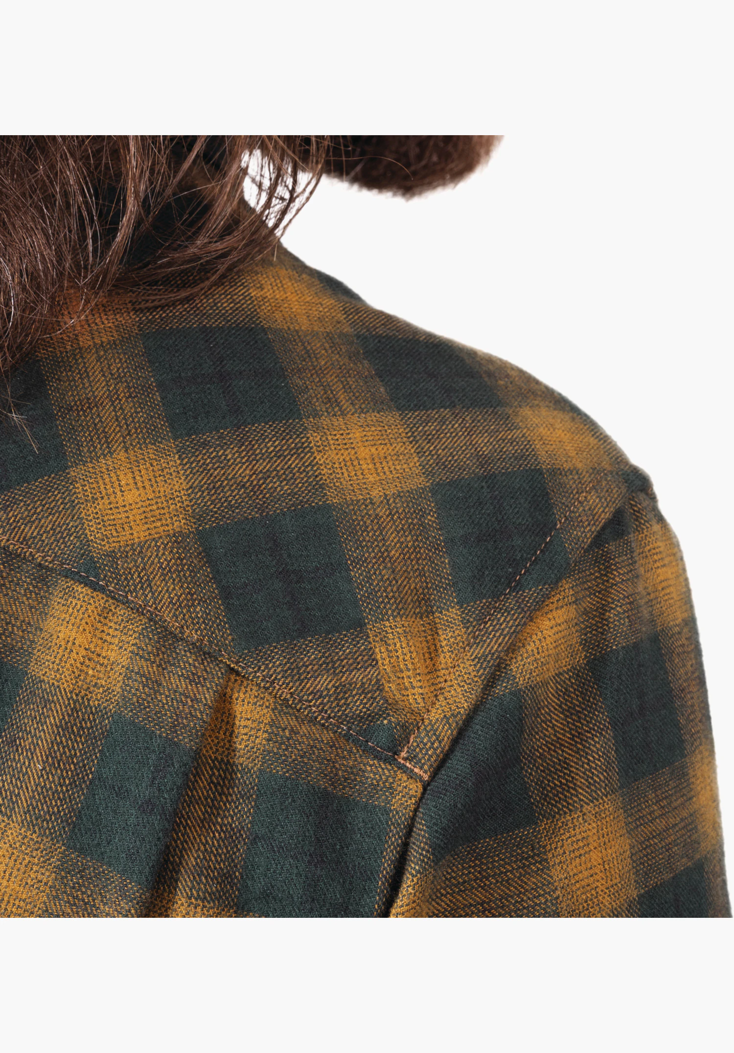Shirt Style Kleion MNS zeigt das braune Karomuster im Schulterbereich sowie die weiche Textur des Materials. Nahaufnahme vor weißem Hintergrund.