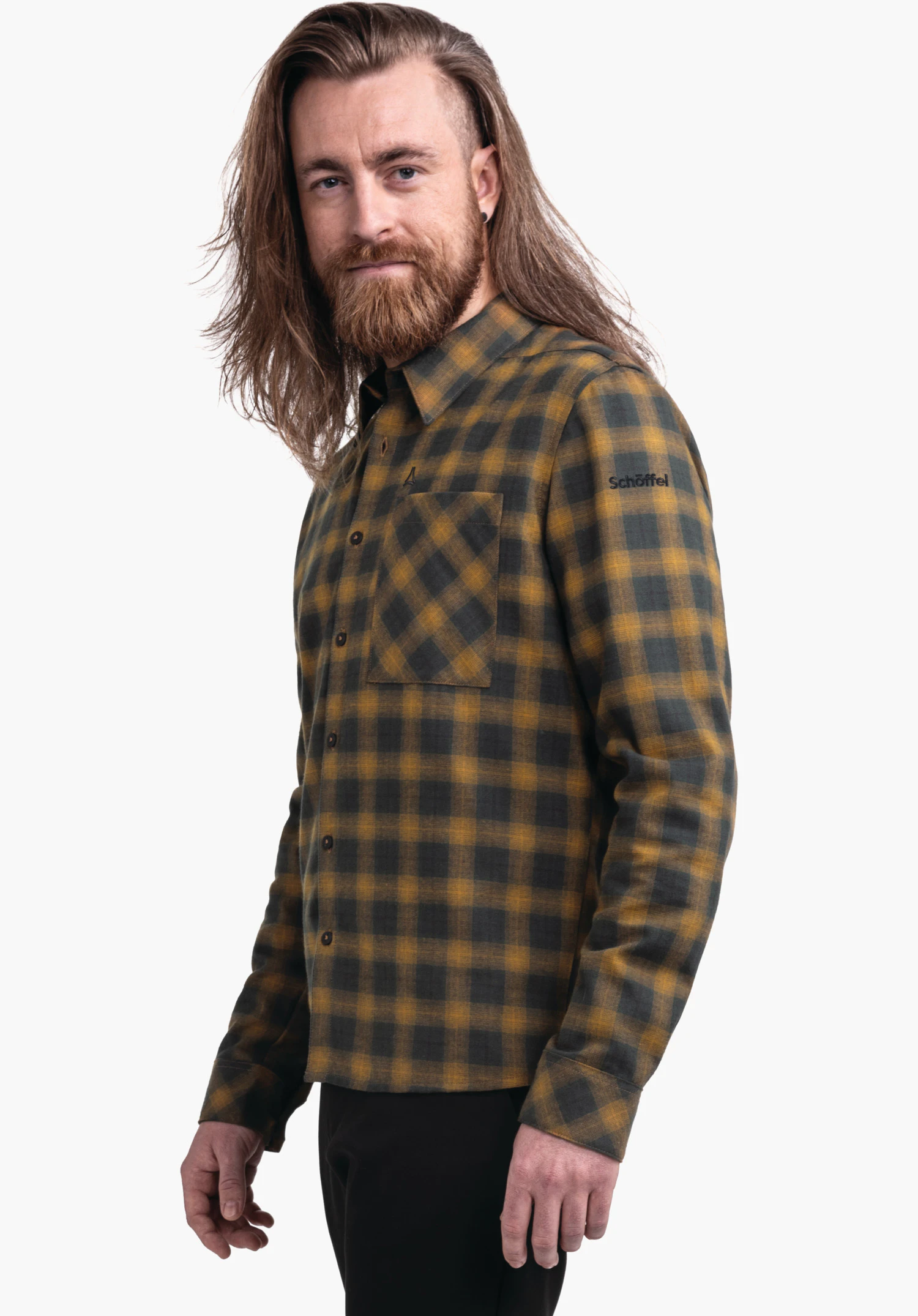 Shirt Style Kleion MNS kariertes Hemd (gelb, dunkelgrün), getragen von barttragendem Mann, steht leicht seitlich vor weißem Hintergrund, lächelt; Schöffel-Logo sichtbar, Text: "Schöffel".
