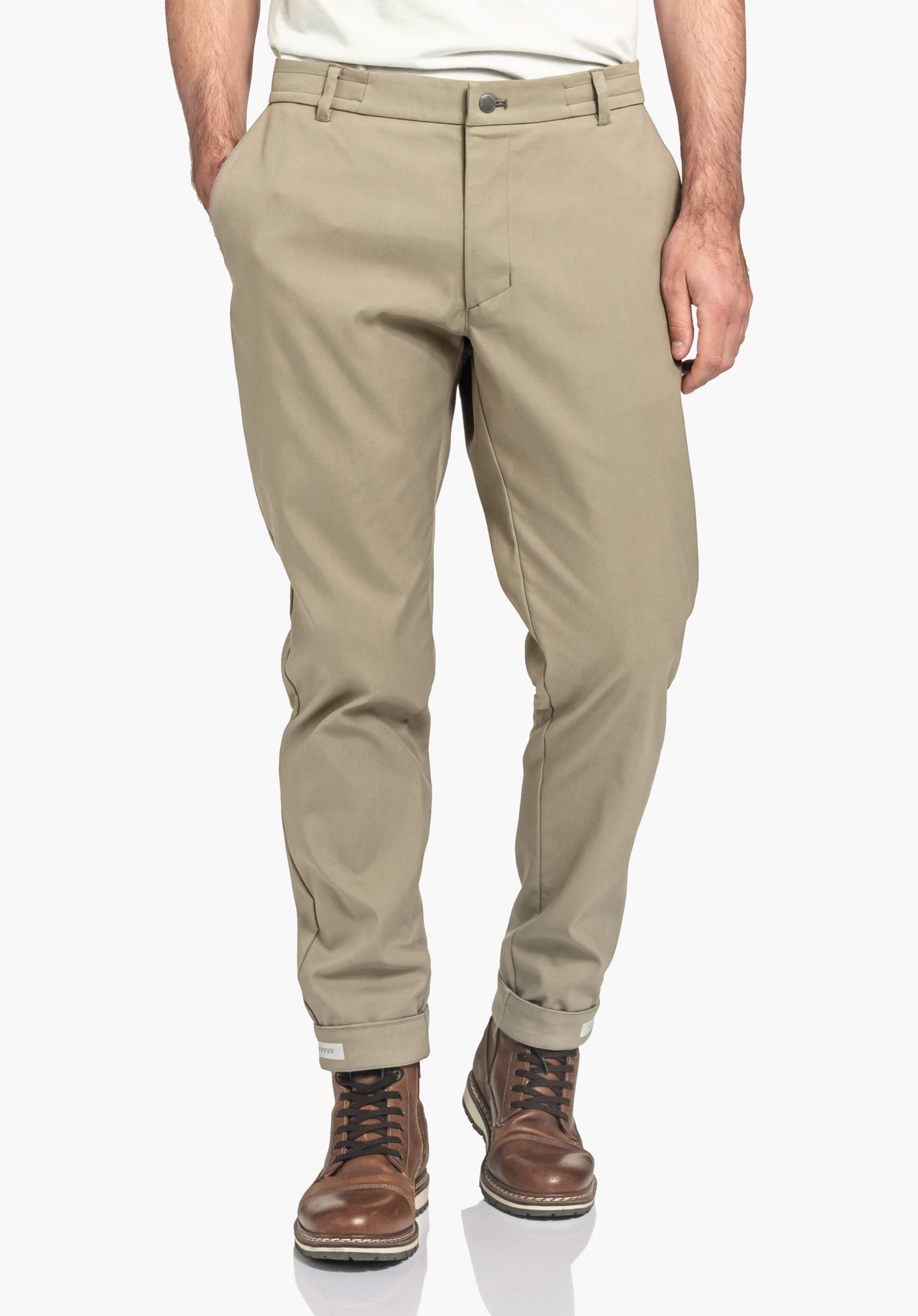 Pants Style Zourga MNS Pantalon chino jaune clair porté par un homme debout, mains dans les poches; contexte studio, fond blanc neutre. Aucun texte visible.