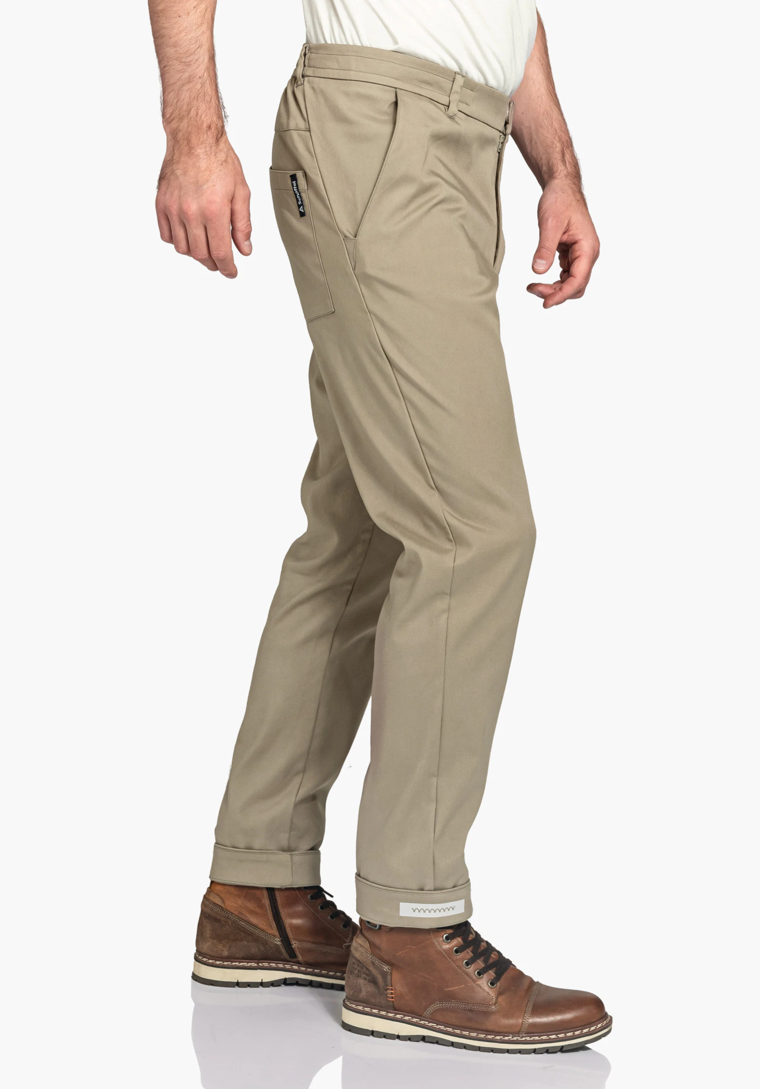 Pants Style Zourga MNS pantalon beige clair porté par une personne debout, vue latérale devant fond blanc; logo Schöffel sur la poche latérale. Texte: "Schöffel".