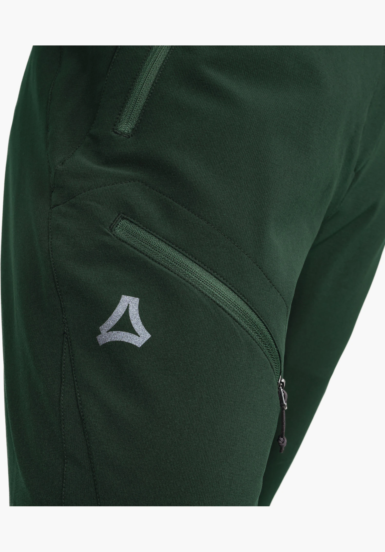 Pants Style Cascata WMS montre une poche zippée sur la cuisse verte ainsi que le logo Schöffel argenté en gros plan sur fond blanc.