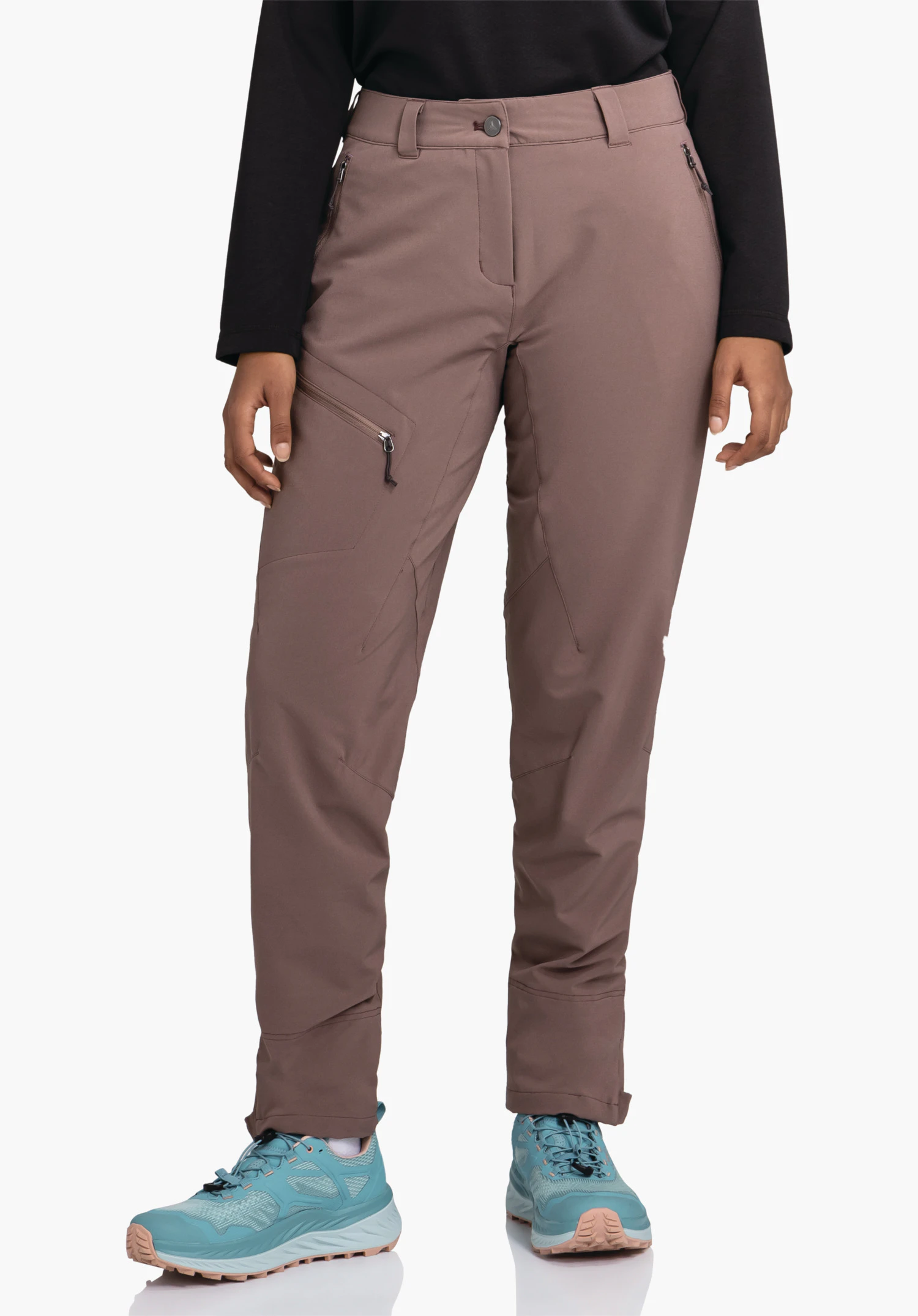 Pants Style Cascata WMS Pantalon violet foncé porté par une personne debout; poche zippée visible sur la cuisse, extrémités de manches noires, chaussures de randonnée bleu clair, fond neutre.