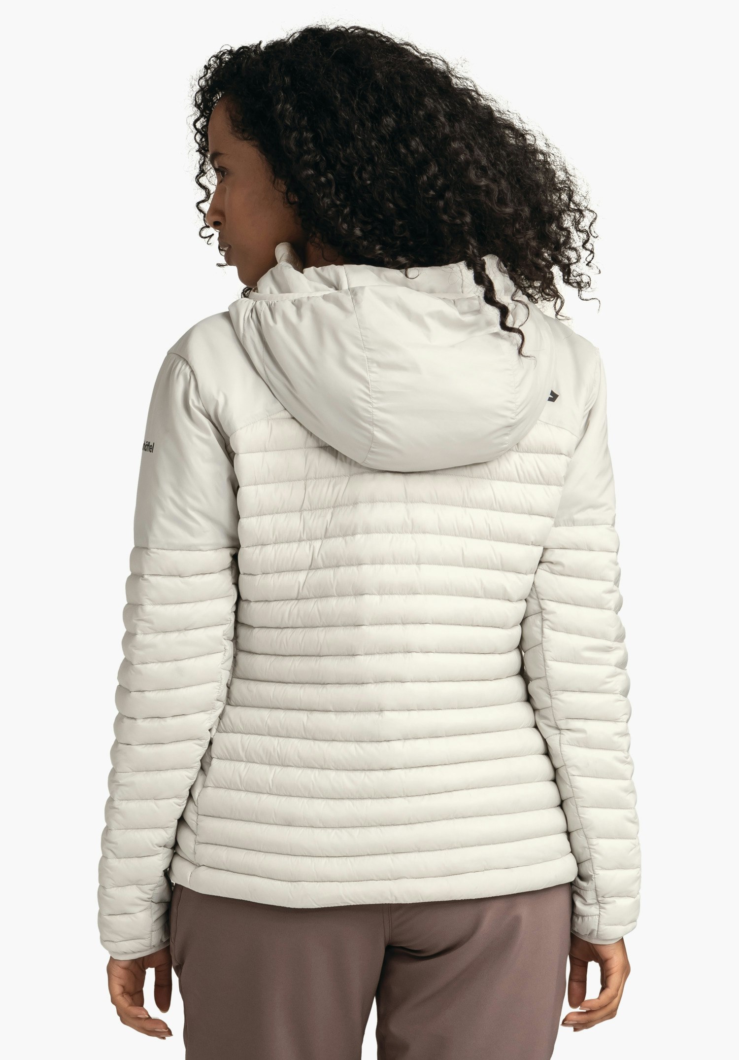 Down Jacket Style Cascata WMS Weiß hell gesteppte Kapuzenjacke, von einer Person von hinten getragen; Schöffel-Logo rechts oben sichtbar; Schriftzug 'schöffel' auf linkem Ärmel; neutraler weiß hell Hintergrund.