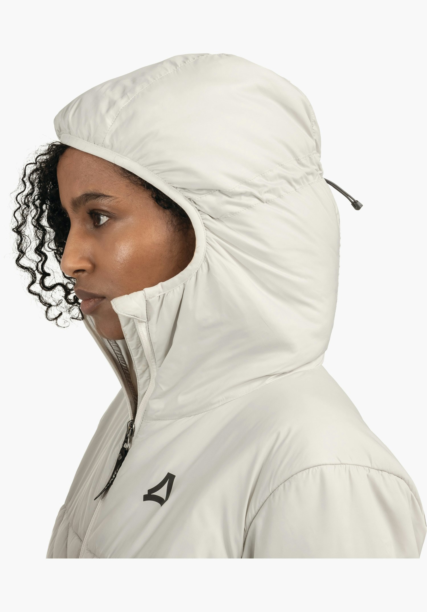 Down Jacket Style Cascata WMS zeigt die enganliegende Kapuze, den hohen Kragen und das Schöffel-Logo auf der Brust in der Farbe natur, Nahaufnahme vor weißem/neutralem Hintergrund.