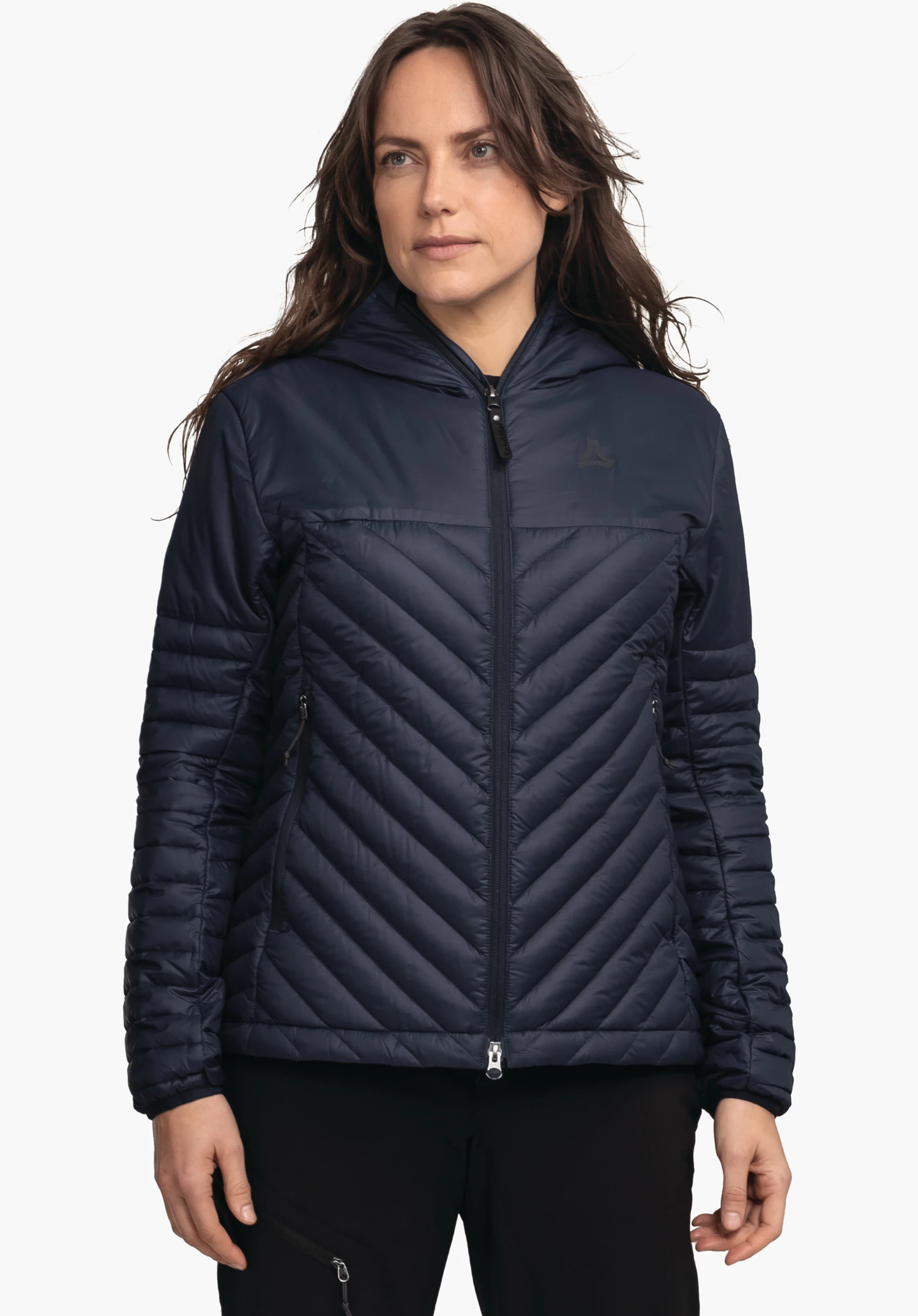Down Jacket Style Cascata WMS donkerblauwe gewatteerde jas met capuchon, Schöffel-logo op de borst; gedragen door een staande vrouw frontaal, handen langs het lichaam, voor lichte achtergrond.