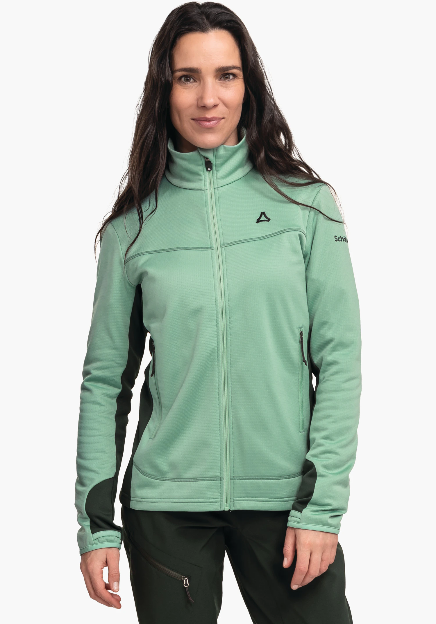 Fleece Jk Style Milagle WMS Veste polaire vert clair avec logo Schöffel sur la poitrine, portée par une femme debout devant un fond blanc; poches zippées; marquage «Schöffel» sur la manche.