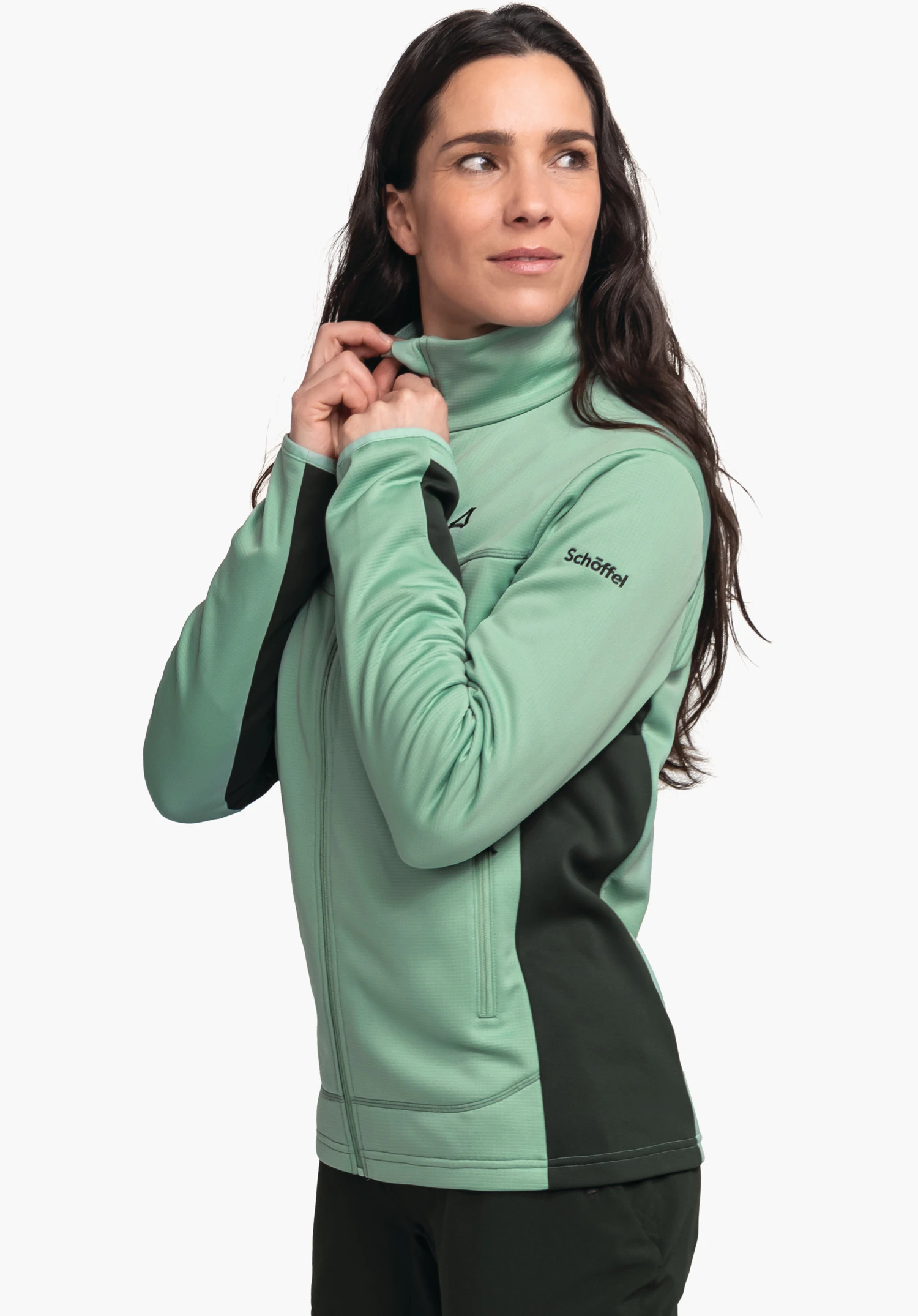 Fleece Jk Style Milagle WMS femme remontant le col d’une veste vert clair avec empiècements latéraux vert foncé, devant fond clair. Texte sur la manche: "Schöffel". Logo Schöffel visible sur la poitrine.