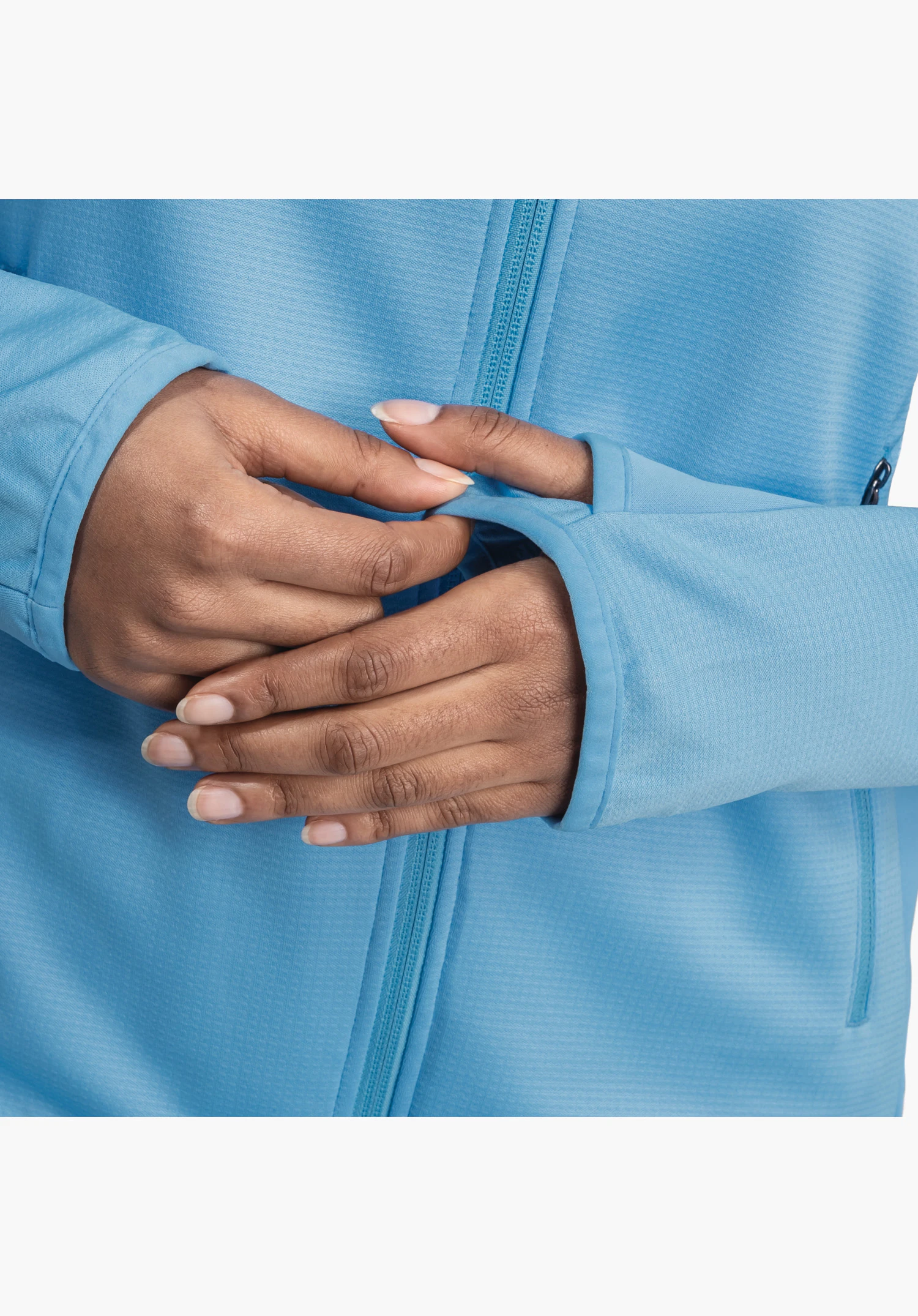Fleece Jk Style Milagle WMS montre le poignet élastique avec passant pour pouce et la fine structure du tissu polaire bleu en gros plan sur fond blanc/neutre.
