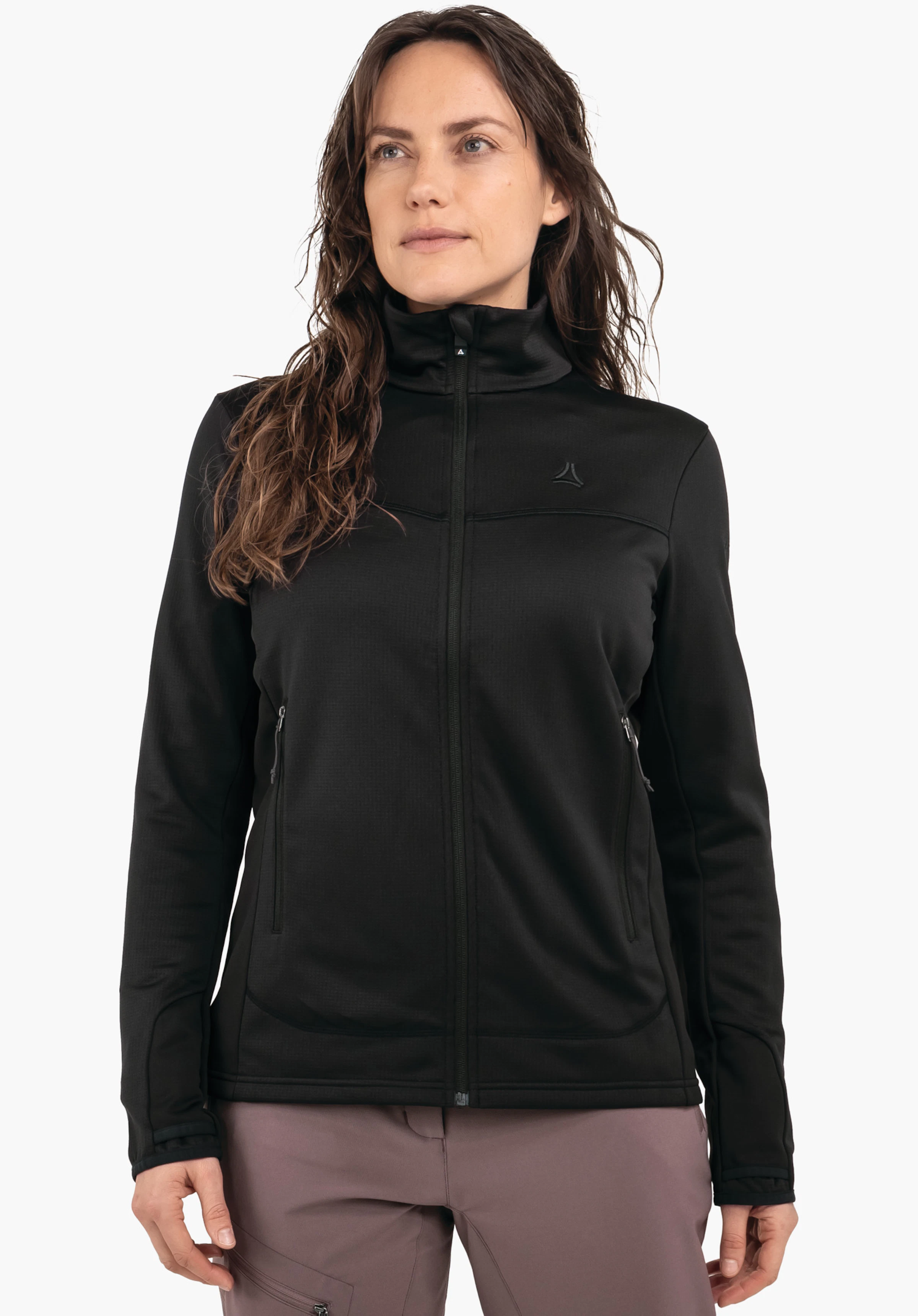 Fleece Jk Style Milagle WMS dunkelschwarze Jacke mit Schöffel-Logo, Reißverschluss geschlossen; Frau steht frontal, Hände seitlich, neutraler Blick, weißer Hintergrund.