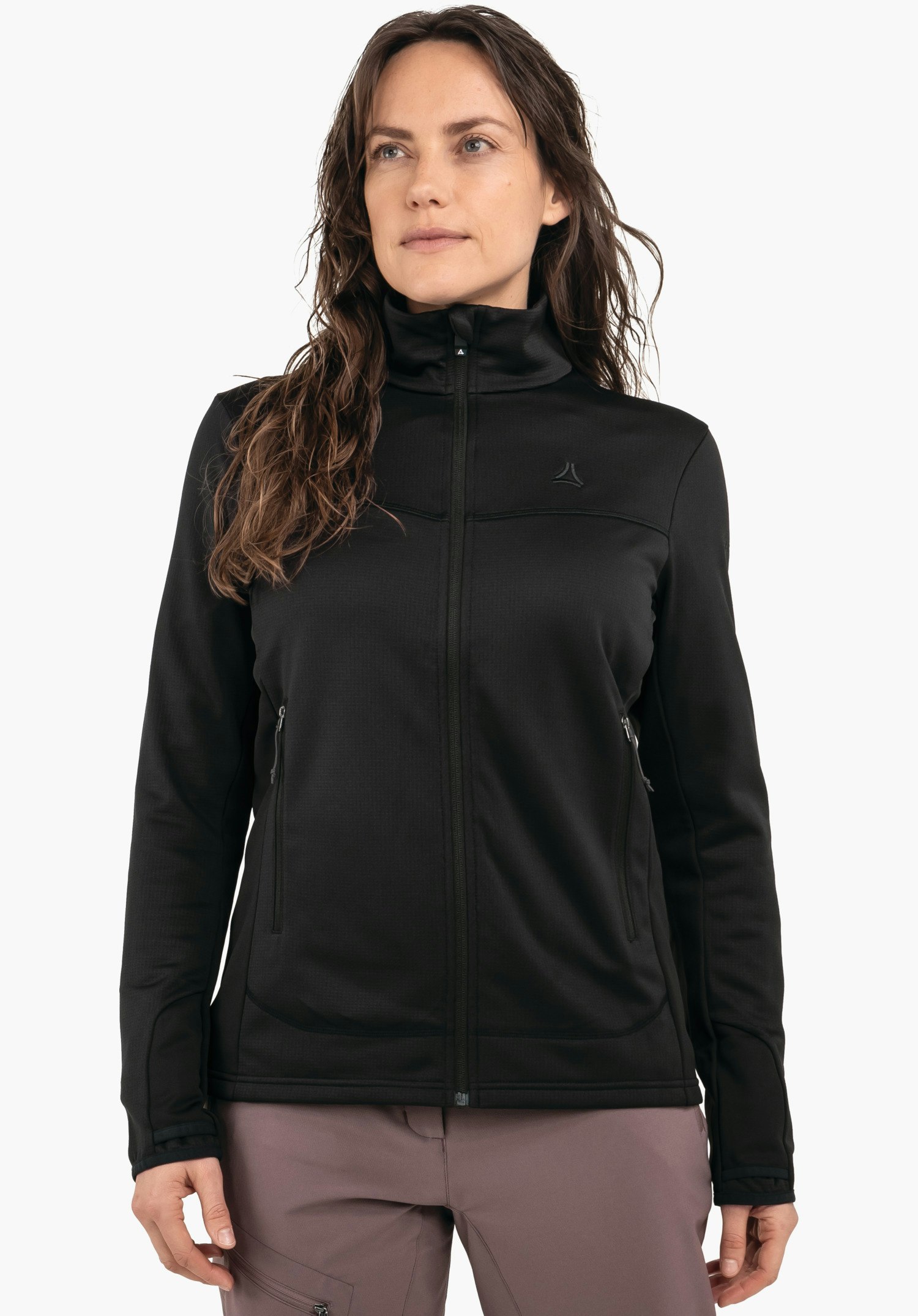 Fleece Jk Style Milagle WMS Veste noire profonde avec logo Schöffel, zip fermé; femme debout de face avec les bras détendus, expression neutre; fond blanc.