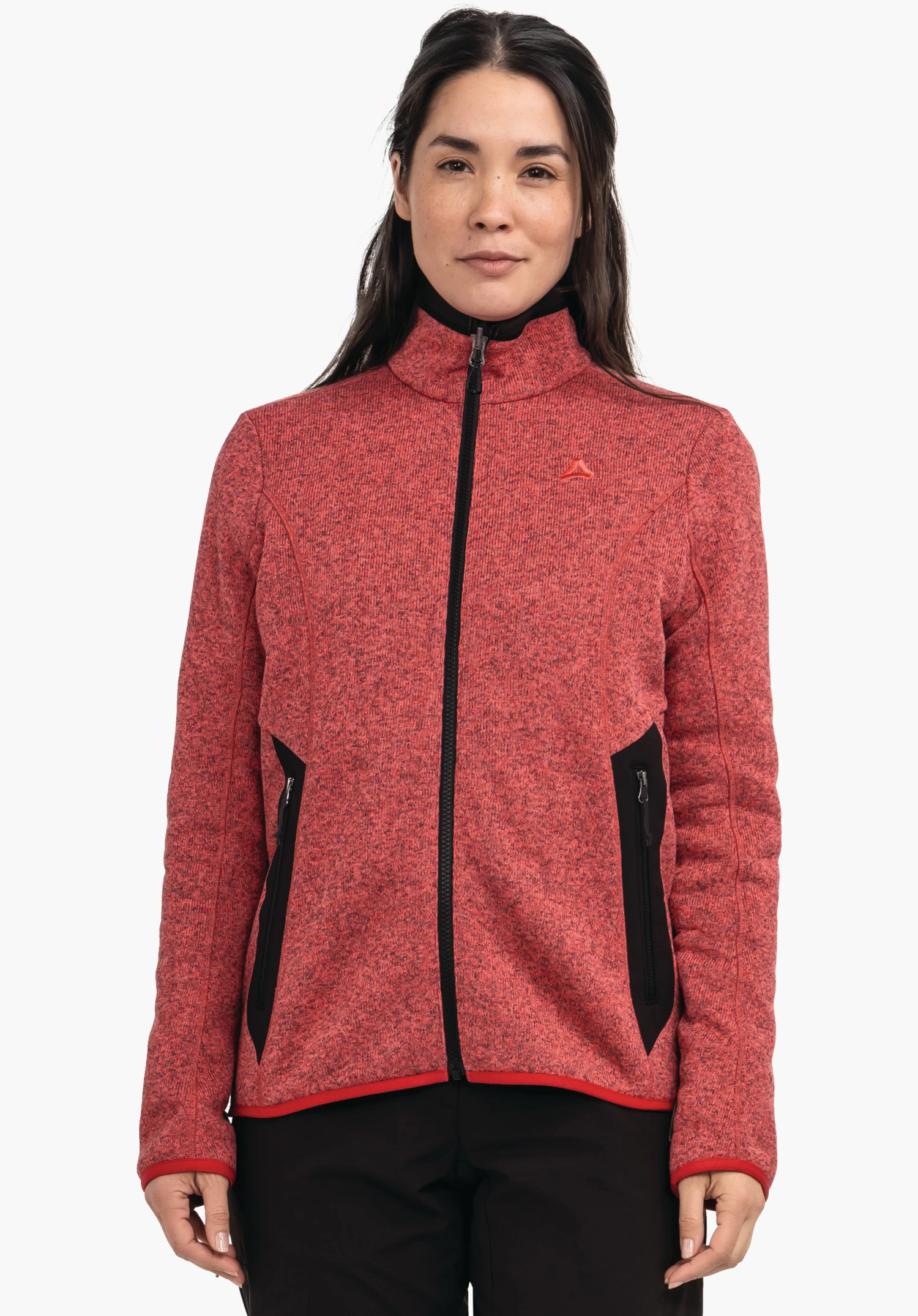 CIRC Fleece Jk Style Yew WMS rot Jacke mit Schöffel-Logo; Frau trägt sie geschlossen, steht frontal mit locker hängenden Händen, schwarzer Reißverschluss und schwarze Taschen, neutraler weißer Hintergrund.