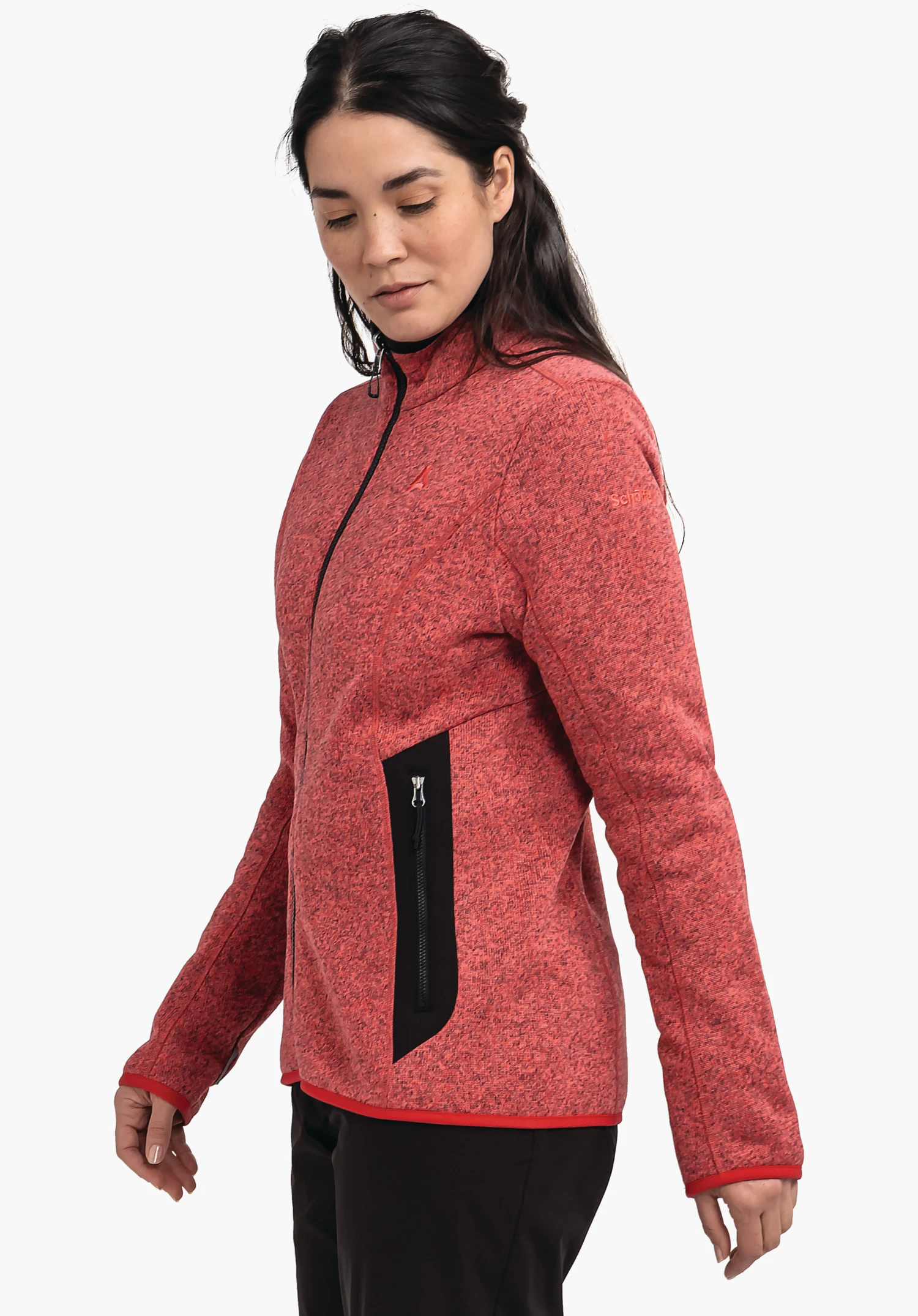 CIRC Fleece Jk Style Yew WMS veste femme rouge clair avec logo Schöffel, portée de profil par une femme; poche zippée noire et fermeture éclair frontale noire; fond studio blanc. Texte: "Schöffel".