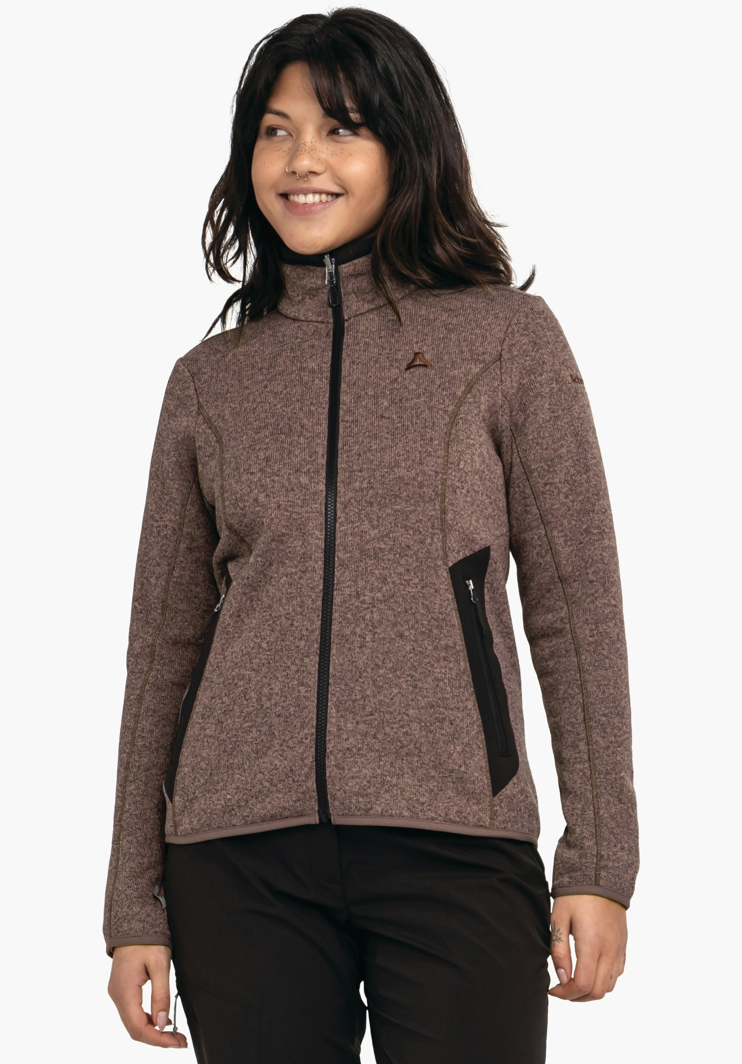 CIRC Fleece Jk Style Yew WMS Veste rouge foncé avec zip et logo Schöffel, portée par une personne souriante; poches latérales zippées noires, pantalon noir; fond blanc.