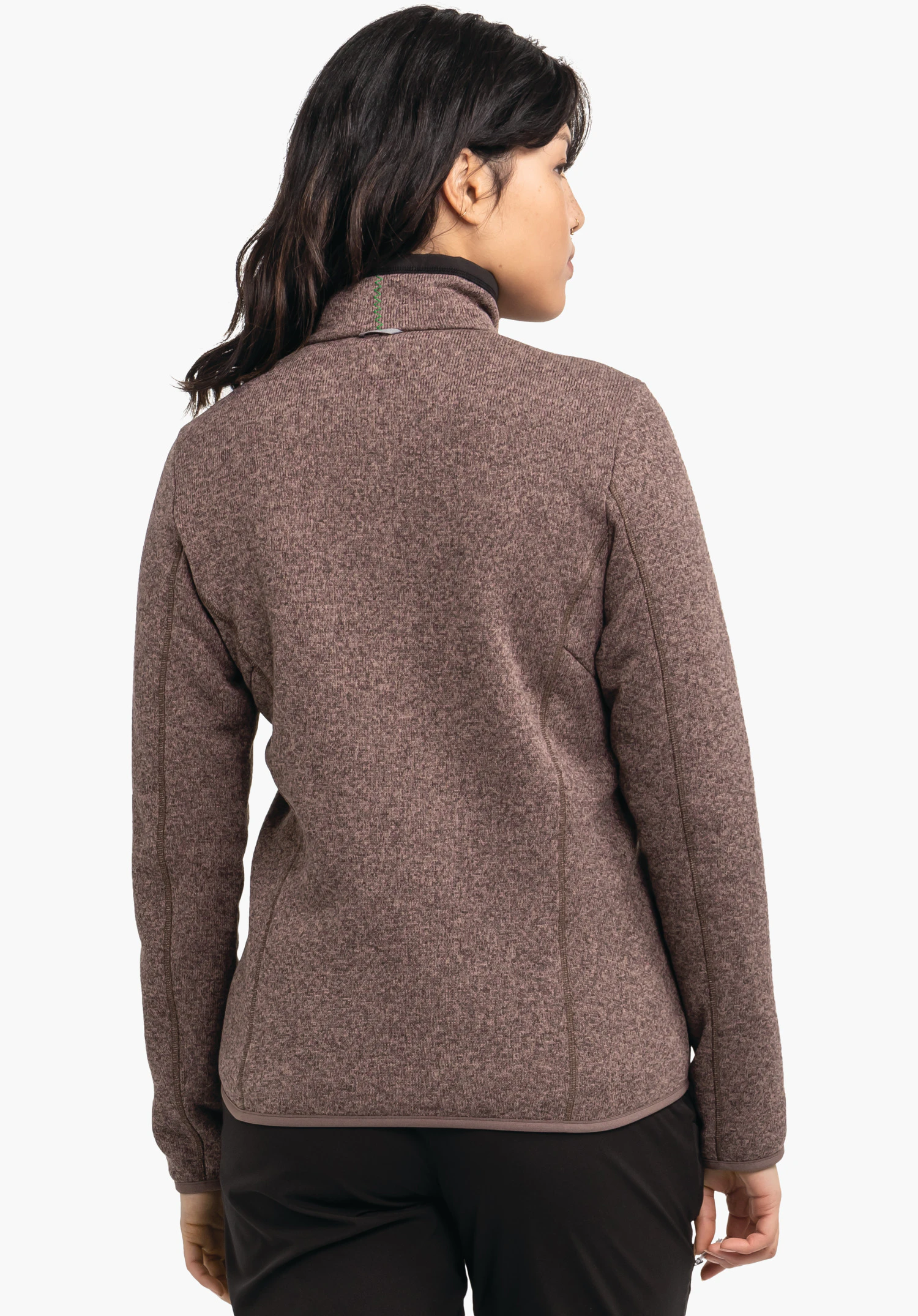 CIRC Fleece Jk Style Yew WMS veste polaire brun foncé, portée par une femme regardant vers la droite, vue arrière; logo Schöffel visible au col; fond studio blanc.
