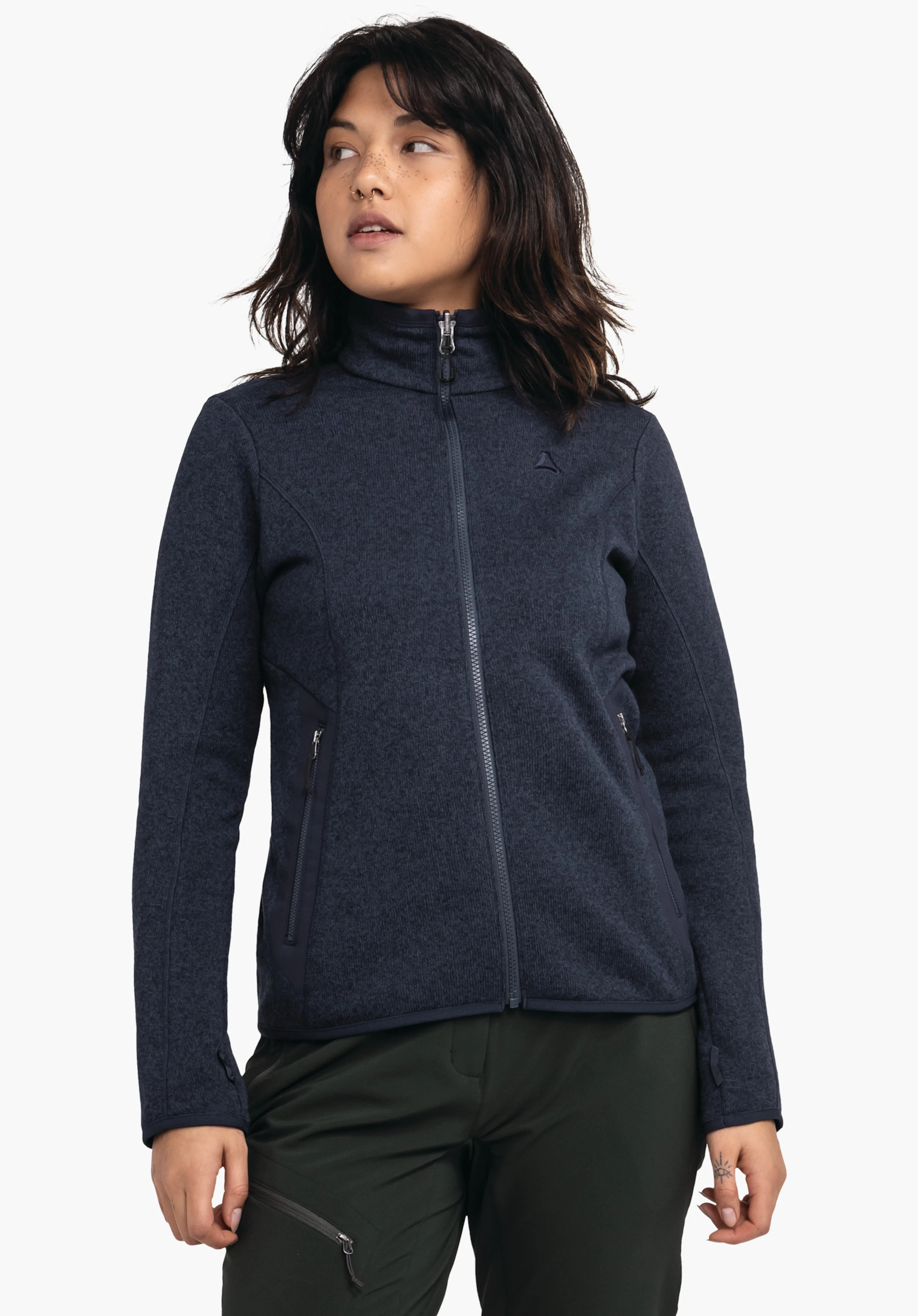 CIRC Fleece Jk Style Yew WMS donkerblauwe, getailleerde jas met gesloten ritssluiting en Schöffel-logo, gedragen door een staande persoon voor een witte achtergrond; zichtbare donkergroene broek en handen langs het lichaam.