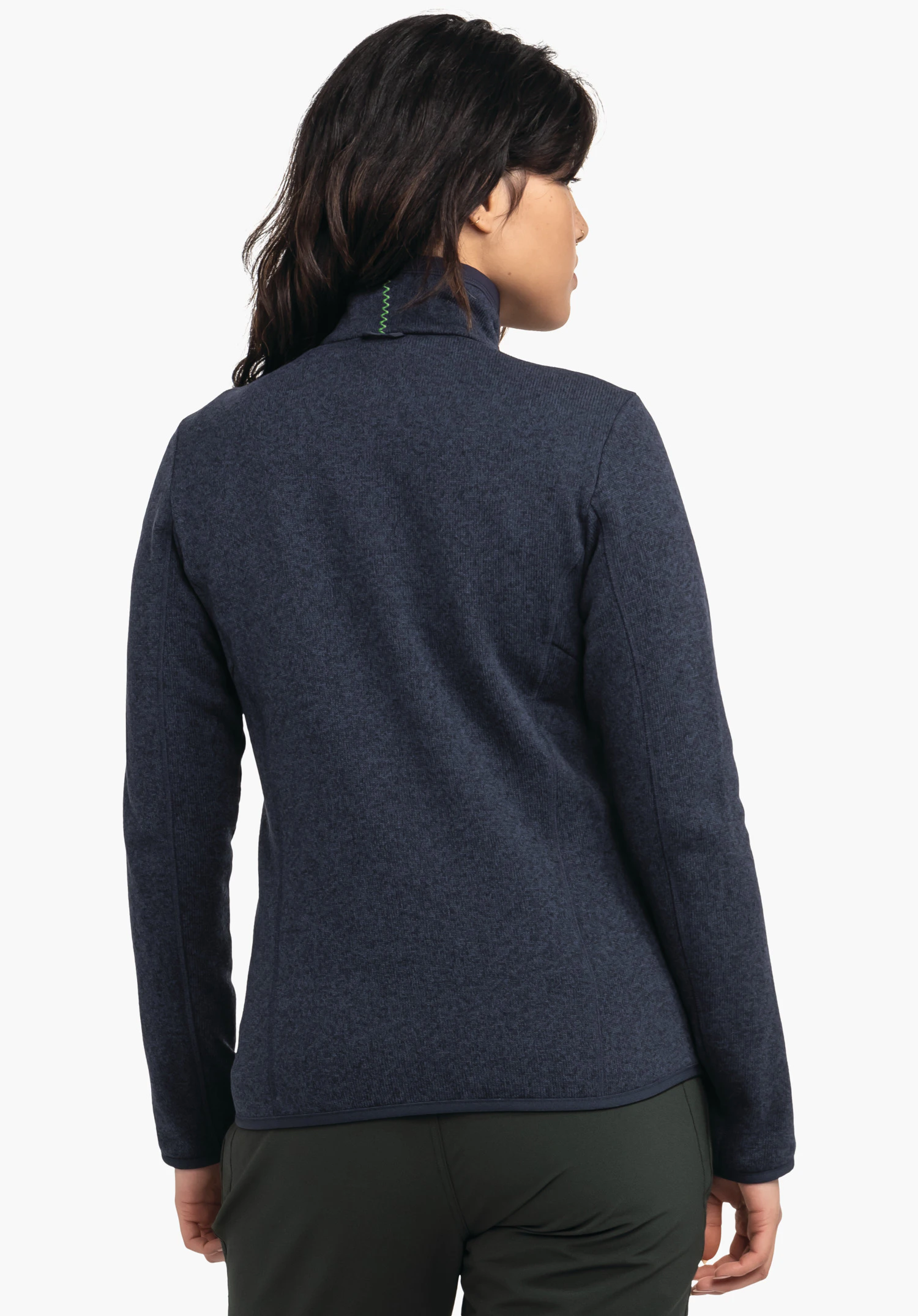 CIRC Fleece Jk Style Yew WMS dunkelblaue Damenjacke, von einer Frau von hinten getragen; sie blickt zur Seite; Kragen mit kleinem grünen Zierstich; weißer Hintergrund, dunkelgrüne Hose sichtbar.