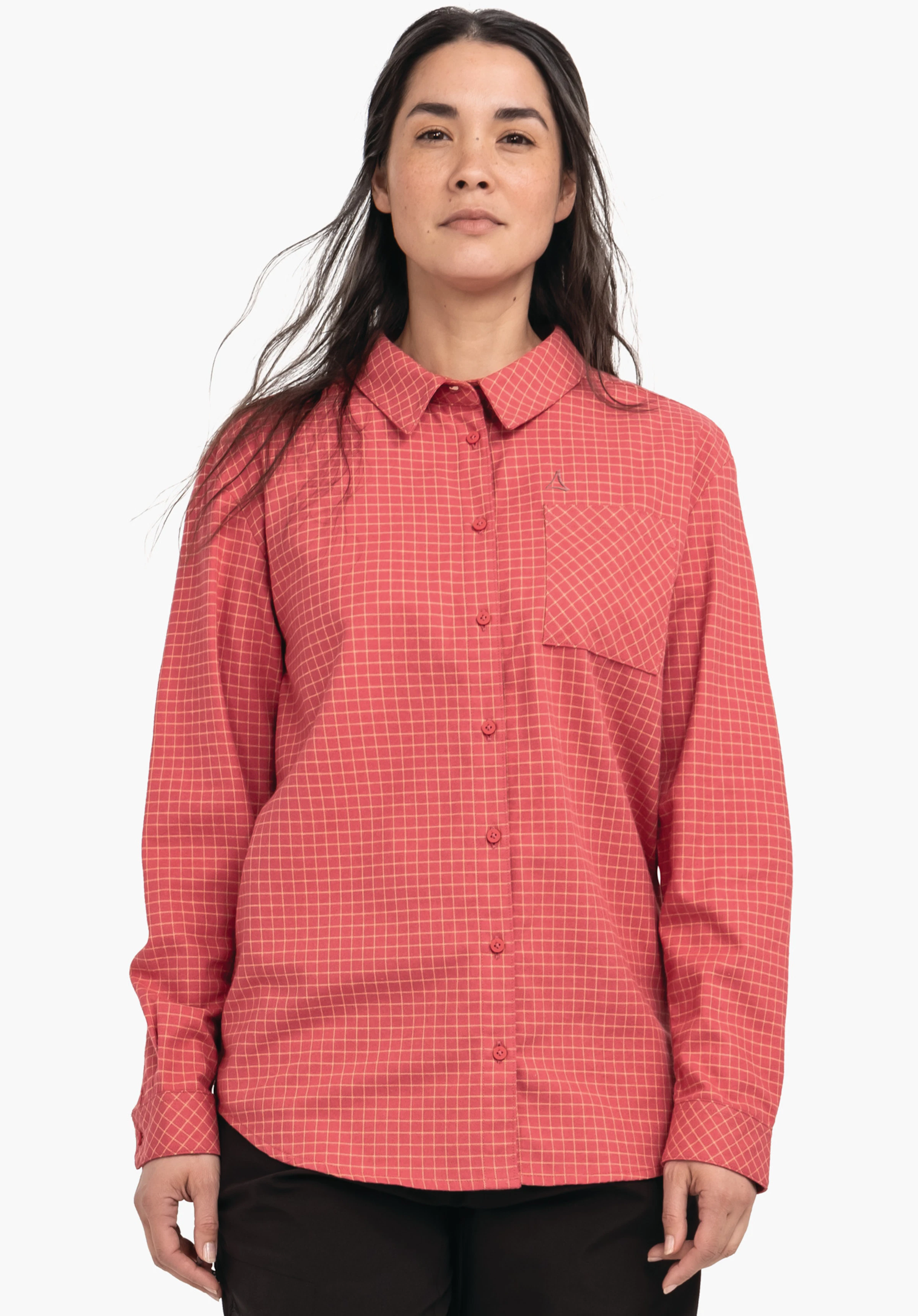 Blouse Style Boyoma WMS Langärmliges Hemd, hellrot kariert mit Brusttasche und Schöffel-Logo; wird von stehender Frau getragen vor weißem Hintergrund, durchgeknöpfte Knopfleiste.