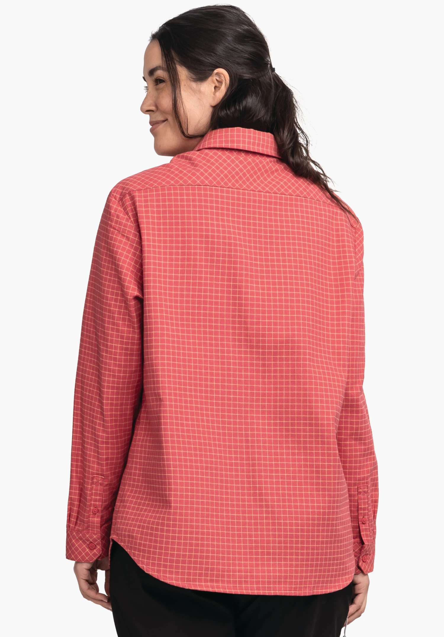 Blouse Style Boyoma WMS hellrot kariertes Langarmhemd, getragen von einer Person, die über die Schulter blickt; Rückenansicht vor weißem Hintergrund, weißes Karomuster und dunkle Haare.