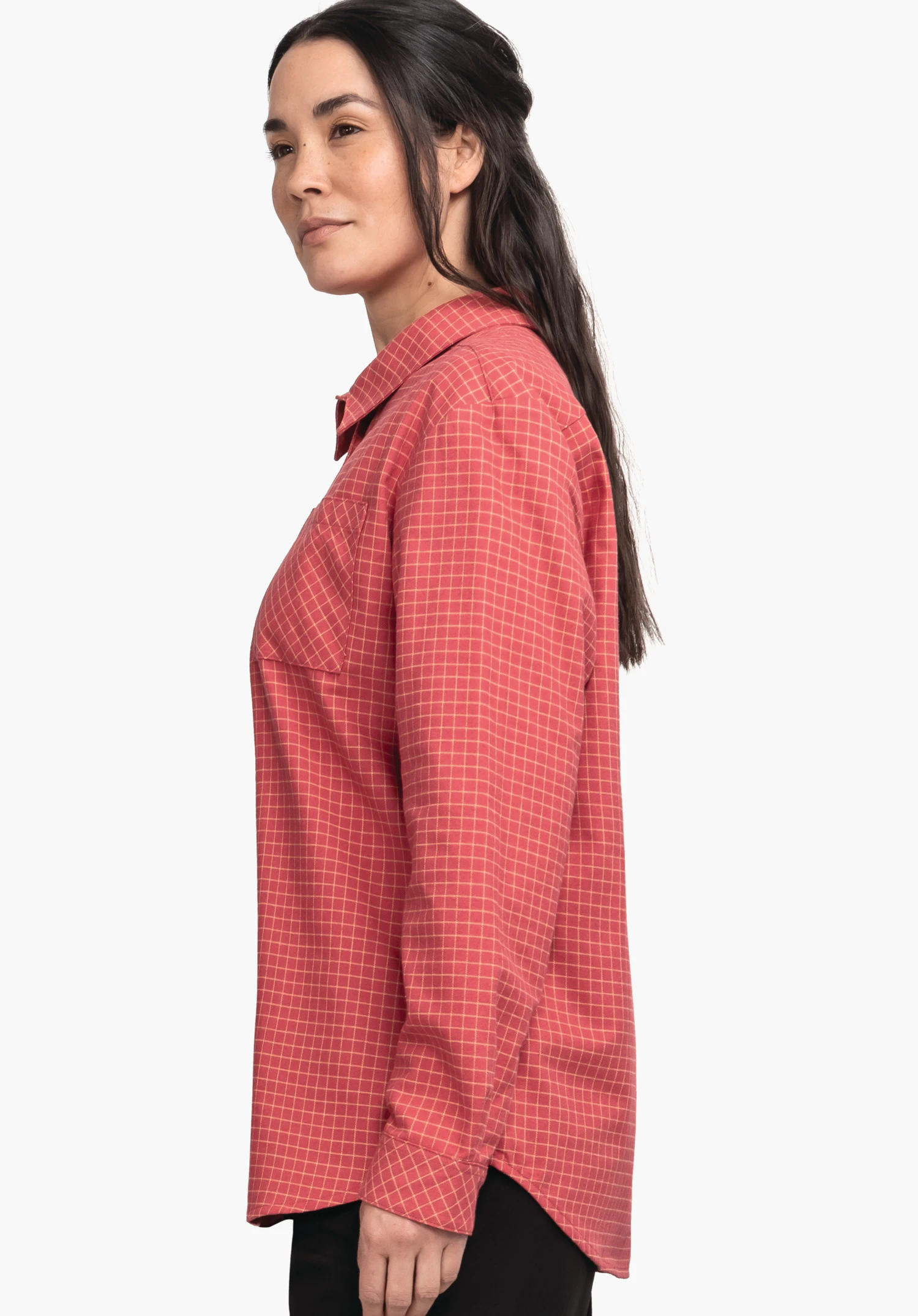 Blouse Style Boyoma WMS Dunkelrotes kariertes Hemd; Person trägt es, steht im Profil mit entspanntem Arm und leicht erhobenem Blick; schlichter heller Hintergrund.