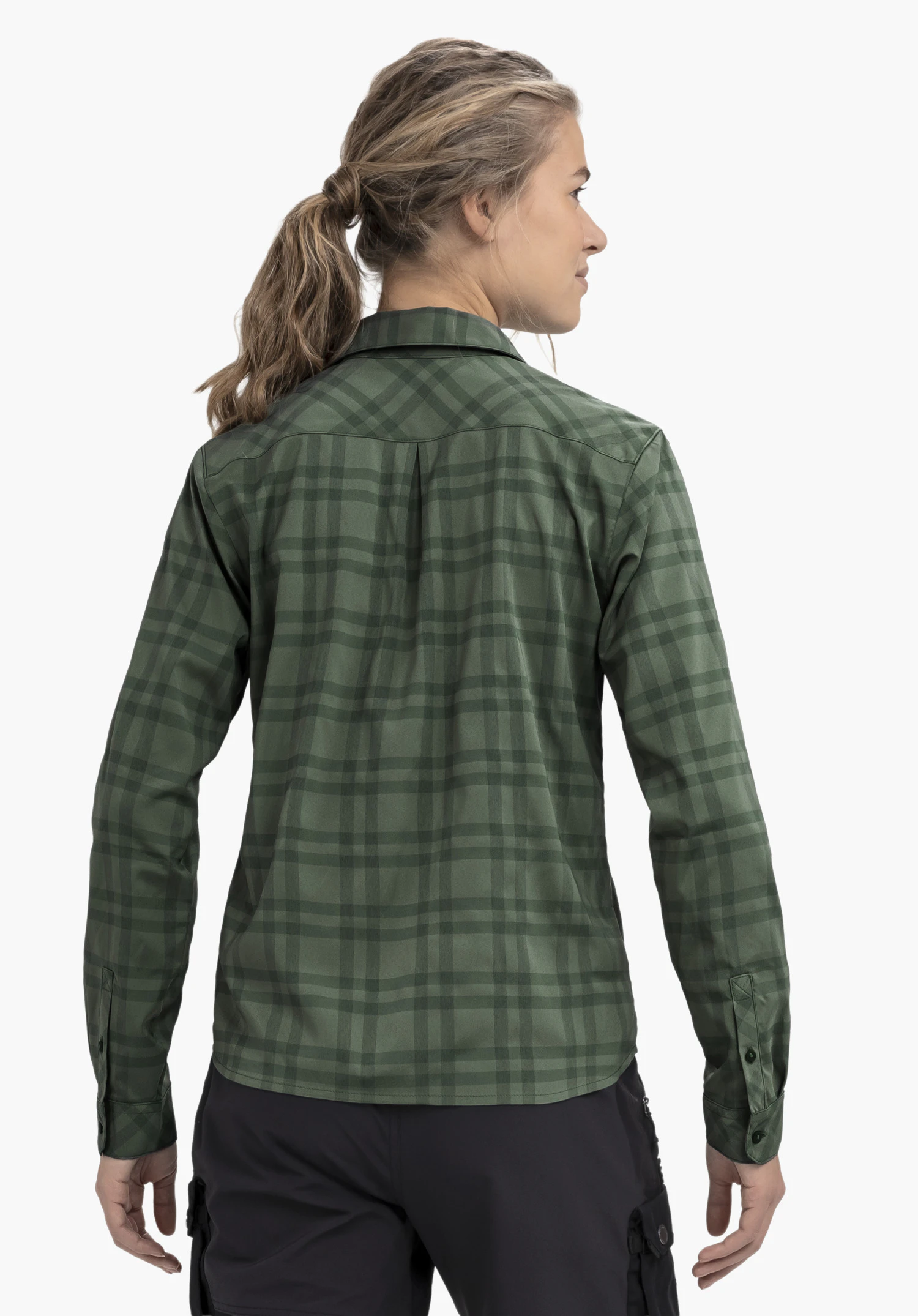 Blouse Style Yekuro WMS chemise manches longues à carreaux vert foncé, vue arrière; personne avec queue de cheval regardant vers la droite; fond clair neutre.