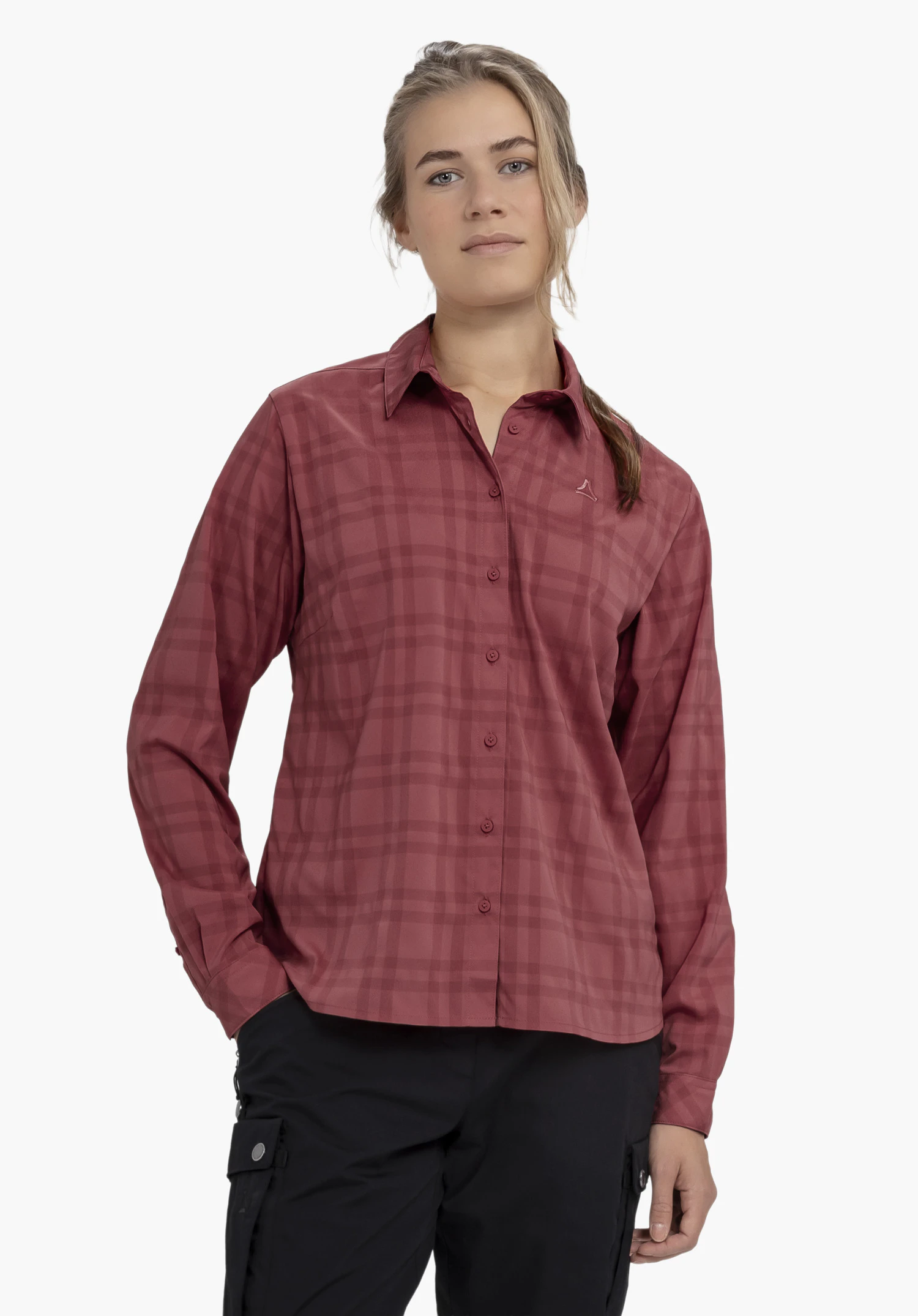 Blouse Style Yekuro WMS Frau trägt dunkelrote, karierte Bluse mit Schöffel-Logo, steht leicht frontal vor weißem Hintergrund; linke Hand in schwarzer Hosentasche, rechte Hand entspannt am Körper.