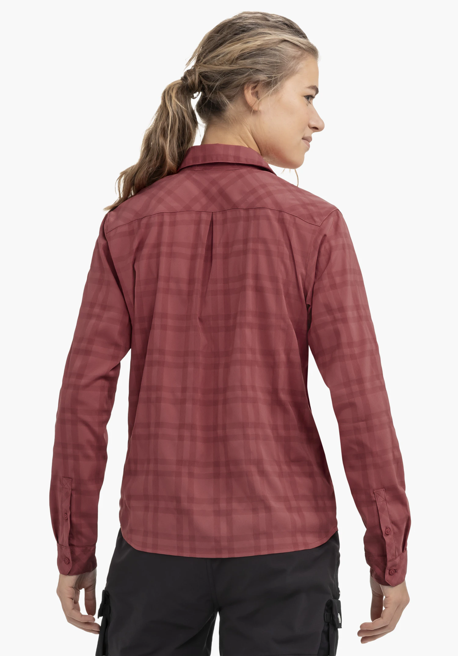 Blouse Style Yekuro WMS Dunkelrot kariertes Langarmhemd, von einer Person rückseitig getragen, leicht nach rechts gedreht; Kragen und Manschetten sichtbar; Kontext: weißer Hintergrund, schwarze Hose.