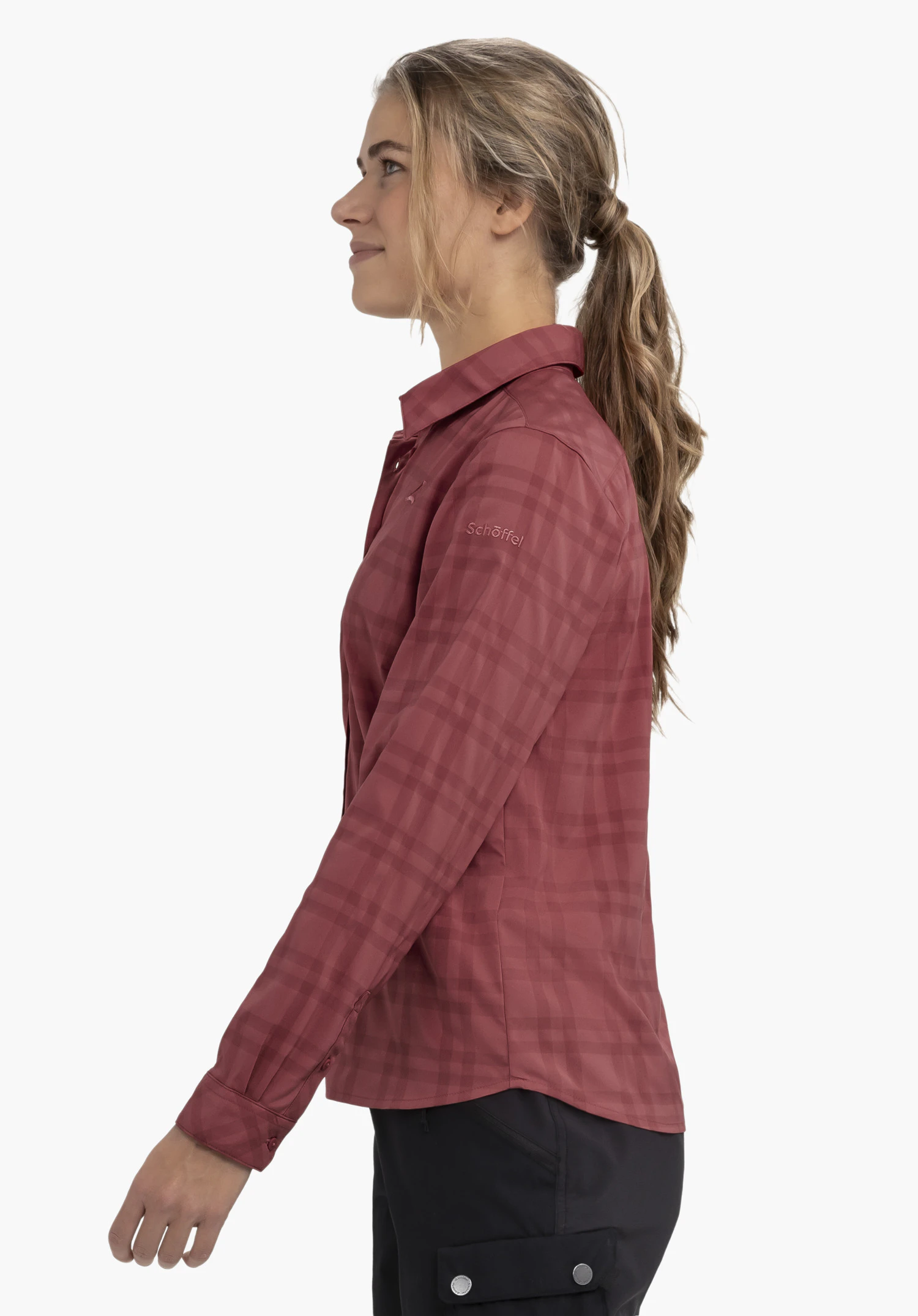 Blouse Style Yekuro WMS Dunkelrotes kariertes Langarmhemd, getragen von einer seitlich stehenden Frau; sie blickt nach links, Arm gesenkt; weißer Hintergrund. Text: "Schöffel".