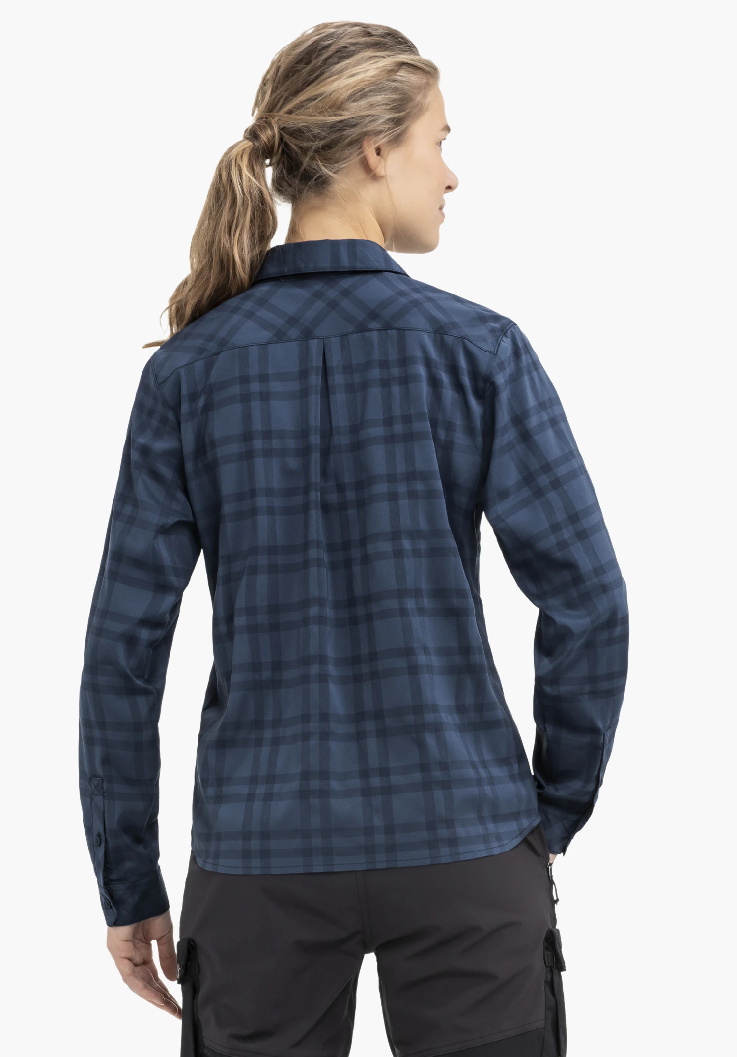Blouse Style Yekuro WMS dunkelblau kariertes Hemd, wird von einer Person getragen, die mit dem Rücken zur Kamera steht; Haare zu Pferdeschwanz, neutraler heller Studiohintergrund.
