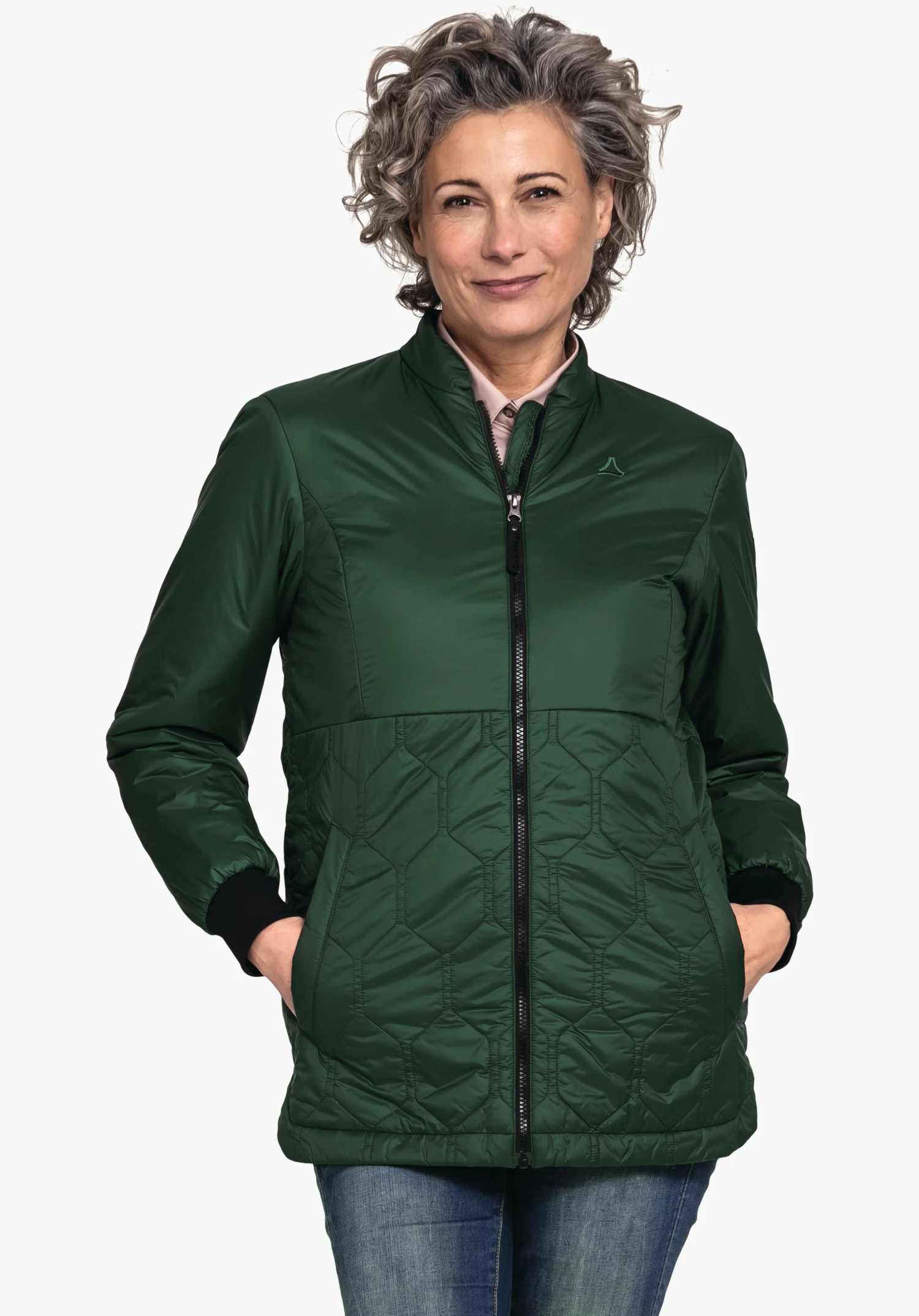 Ins Jacket Style Malkay WMS Veste matelassée vert foncé avec zip noir et logo Schöffel, portée par une personne souriante; zippée à l’avant, mains dans les poches; fond blanc.