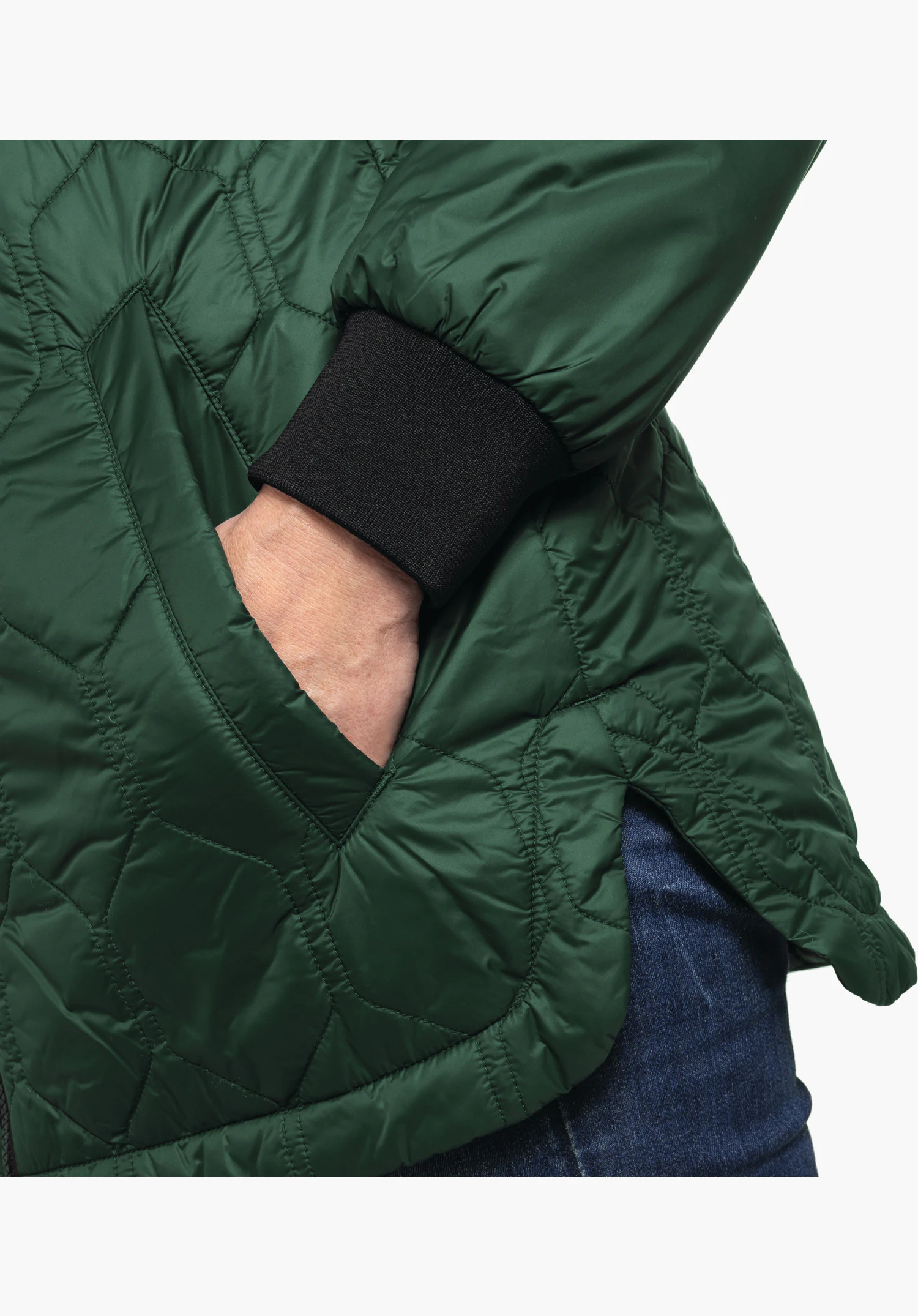 Ins Jacket Style Malkay WMS présente la poche latérale et le poignet en bord-côte noir, mis en valeur par le tissu matelassé vert et la fente latérale arrondie, gros plan sur fond blanc/neutre.