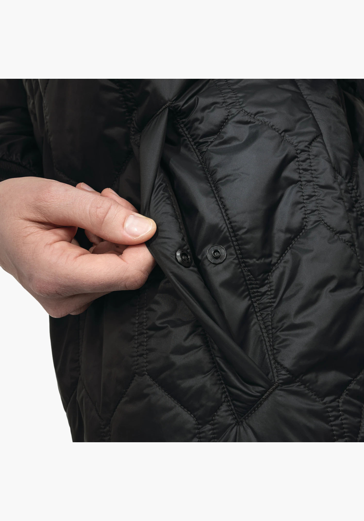 Ins Jacket Style Malkay WMS shows the pocket opening with a press stud fastening in the black quilted fabric. Close-up against a white/neutral background.