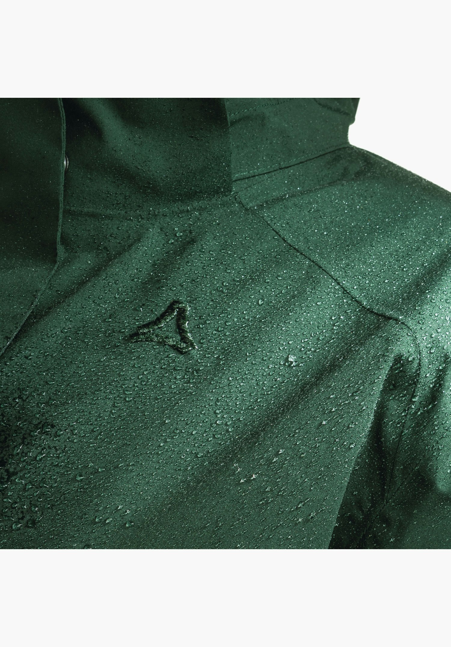 Ins Parka Style Malkay WMS présente le tissu vert déperlant couvert de gouttelettes d'eau et le logo Schöffel ton sur ton sur la poitrine. Gros plan sur fond blanc.