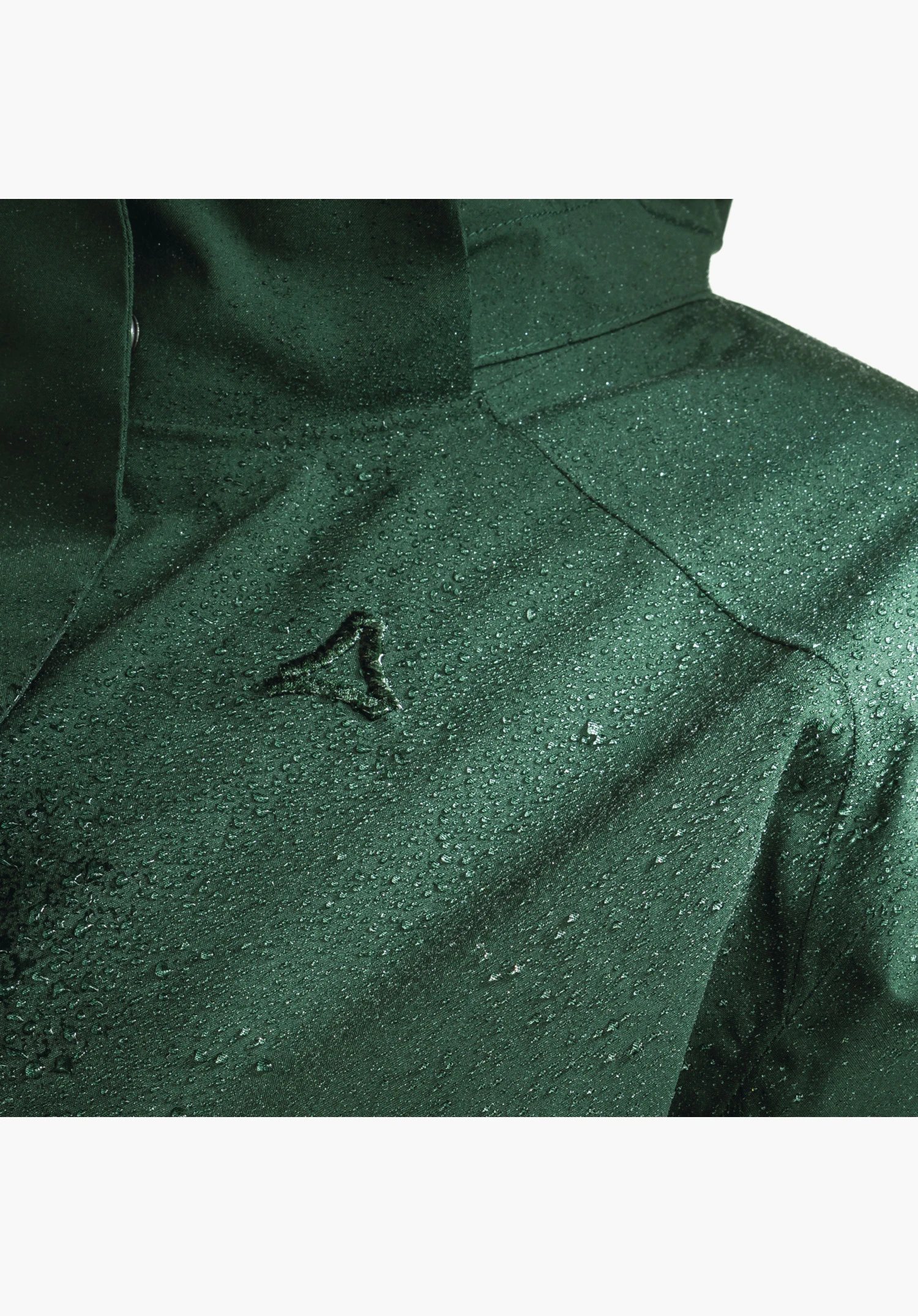 Ins Parka Style Malkay WMS toont de waterafstotende groene stof met waterdruppels en het ton-sur-ton Schöffel-logo op de borst. Close-up voor een witte achtergrond.