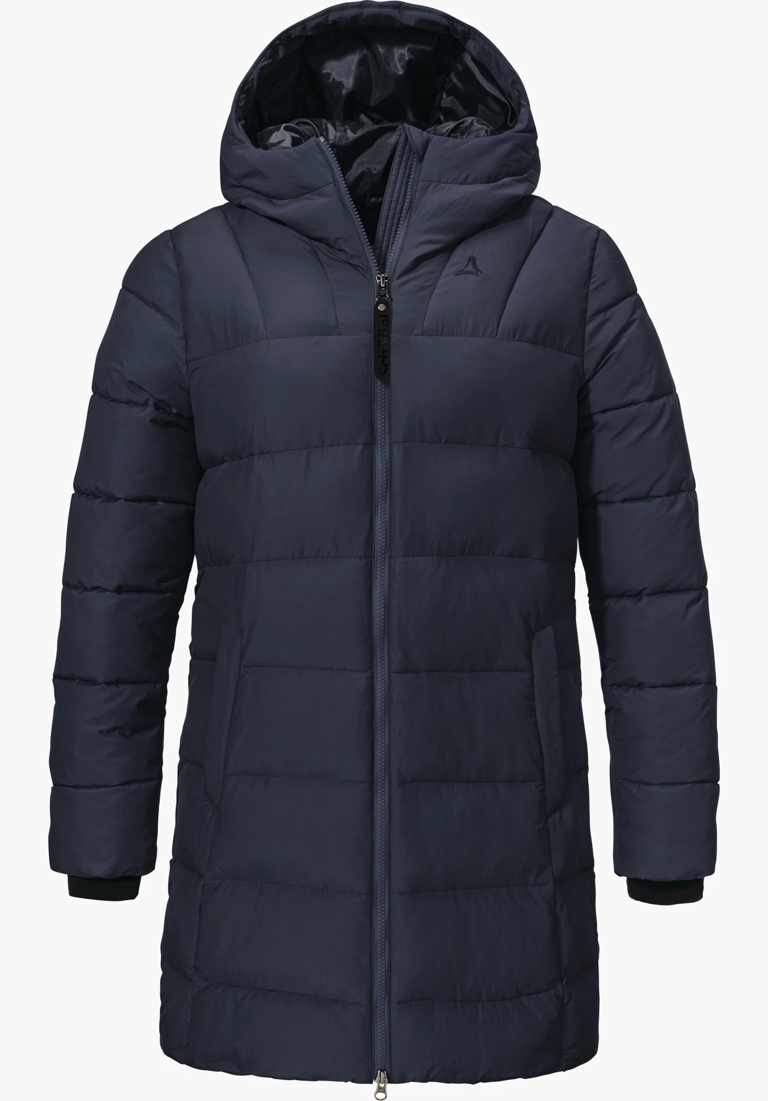 Ins Parka Style Boslix WMS Donkerblauwe lange doorgestikte mantel met capuchon, rits aan de voorkant gesloten; Schöffel-logo op de borst; rits-trekker met opschrift “Schöffel”; tegen witte achtergrond.